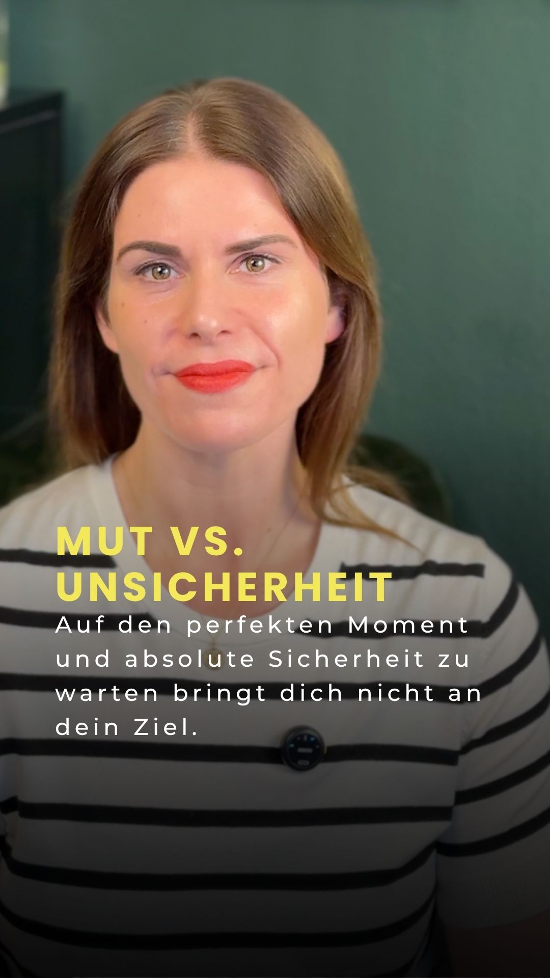 Hier findest du weitere Tipps, neue Blickwinkel und vertiefende Reflexionsfragen zum Video ⬇️
Absolute Sicherheit ist eine Illusion, die dich oft im Stillstand hält. Wirkliche Klarheit entsteht nicht durch langes Grübeln im Kopf, sondern erst durch deine Erfahrung in der Umsetzung. Du darfst den ersten Schritt gehen, noch bevor du dich zu 100 % bereit fühlst, um genau die Sicherheit zu gewinnen, die du bisher in Gedankenschleifen gesucht hast.
Der Deep Dive in deine Selbstreflexion:
• Nutze ich „Vorbereitung“ oft nur als Vorwand, um die eigentliche Entscheidung noch ein Stück hinauszuschieben?
• Was befürchte ich ganz konkret, wenn ich jetzt ohne absolute Garantie losgehe und wie realistisch ist dieses Szenario wirklich?
• Glaube ich insgeheim, dass ich erst fehlerfrei sein muss, bevor ich mir die Erlaubnis zum Handeln gebe?
• Welchen Preis zahle ich für meine vermeintliche Sicherheit, wenn ich dadurch meine eigentlichen Ziele im Stillstand verwalte?
• Bin ich bereit, das kurze Unbehagen des Anfangs auszuhalten, um langfristig die Freiheit meiner eigenen Entscheidung zu gewinnen?
Schreib es mir gerne in die Kommentare: Worauf wartest du gerade noch, um den ersten Schritt zu wagen? 👇
📌 Speichere dir das Video, um jederzeit darauf zurückkommen zu können. + Folge mir für tägliche Inspiration und Coaching Tools für echte Umsetzung im Alltag. Auf meinem Kanal geht es um Selbstführung, Klarheit, Kommunikation und echtes Selbstbewusstsein.
🎯 Du suchst Unterstützung bei deiner persönlichen Entwicklung? Als systemischer Coach biete ich auch 1:1 Online Coachings an 💻
#Mut #Mindset #IndieUmsetzungkommen #Entscheidungentreffen #coachingtipps