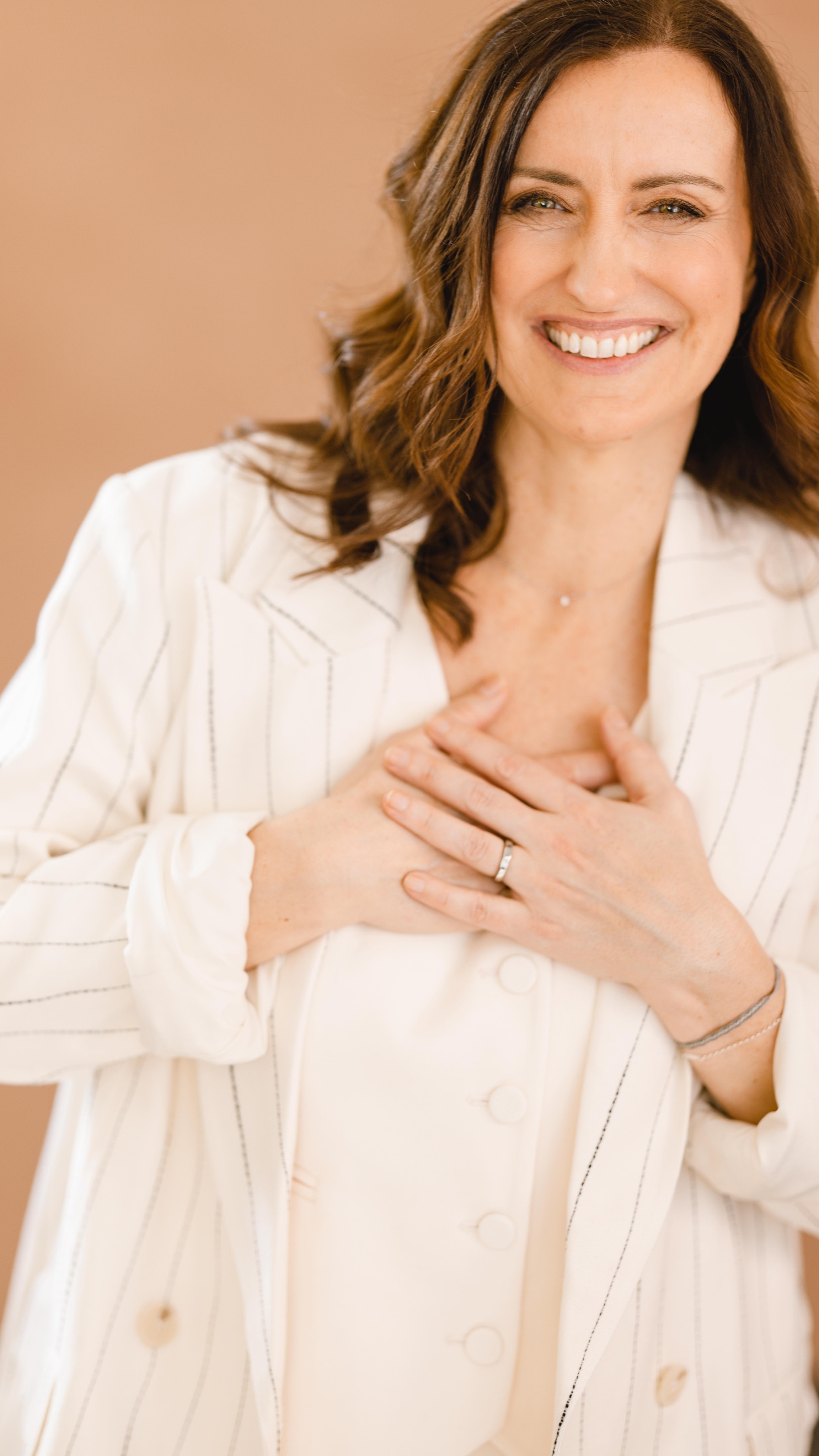 Ich könnte nicht dankbarer sein für die wunderbaren Menschen, die ich begleiten darf.
Heike Meinhardt @the.change.effect war vor einiger Zeit meine erste Kundin für den High Energy Day, als dieses Format noch ganz neu war. Und was als ein gemeinsamer Tag begann, wurde mit der Zeit so viel mehr.
Heike ist aus dem Corporate als Fachanwältin für Arbeitsrecht rausgegangen und hat mit The Change Effect eine Plattform geschaffen für Veränderung, die menschlich, klar und wirksam gestaltet wird. In ihrer Arbeit verbindet sie HR-Consulting, systemisches Coaching und New Work und begleitet Führungskräfte, Teams und Organisationen in Veränderungsprozessen. 
Ich durfte sie nicht nur im Rahmen des High Energy Days begleiten, sondern auch darüber hinaus im Mentoring, im Branding und mit ihrer Website im Markenatelier.
Und genau das liebe ich so sehr an meiner Arbeit: nicht nur etwas schön zu machen,
sondern Menschen in ihrem Ausdruck, in ihrer Klarheit und in ihrer Vision wirklich zu begleiten.
Mal bin ich Sparringspartnerin.
Mal Cheerleader.
Mal Empathin.
Mal Strategin.
Mal die, die liebevoll aktiviert, wenn es Zeit ist, den nächsten Schritt zu gehen. Mal bin ich die, die beruhigt, wenn Glaubenssätze hochkommen und alles etwas überwältigend wirkt.
Es ist für mich jedes Mal wieder ein Geschenk, an der Seite von Menschen zu sein, die sich trauen, ihrem Herzen zu folgen, über ihre eigenen Schatten zu springen und mit ihrer Arbeit etwas Echtes in die Welt zu bringen.
Und ich bin immer wieder berührt davon, was in solchen Prozessen entsteht — sichtbar im Außen, aber vor allem auch im Innen. ✨
Danke, liebe Heike, für dein Vertrauen. Und ich freue mich auf alles, was noch wachsen darf.
Shine your light & go after amazing.
Deine Lotta
💫
#sichtbarkeit #businessmentoring #personalbranding #markenatelier #newwork #changemanagement #selbstständigkeit #mutzurveränderung