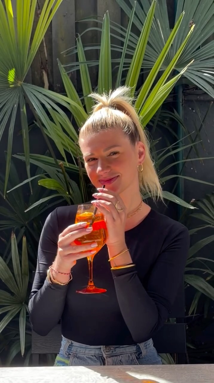 🍹 Elle teste… elle hésite… et elle valide !
En terrasse, on lui fait découvrir nos cocktails… un, deux, trois… jusqu’à trouver LE préféré 😏
Et vous, vous auriez choisi lequel ? 👀
L’abus d’alcool est dangereux pour la santé. À consommer avec modération.
🍽 Cuisine familiale
📍 434 Rte de Toulouse, Bègles
⏱ Ouvert du mardi au vendredi midi et soir
le samedi uniquement le midi
L’abus d’alcool est dangereux pour la santé. À consommer avec modération.
#Begles #quoifaireabordeaux
#reelsrestaurant
#Piccolo #piccolorestaurant