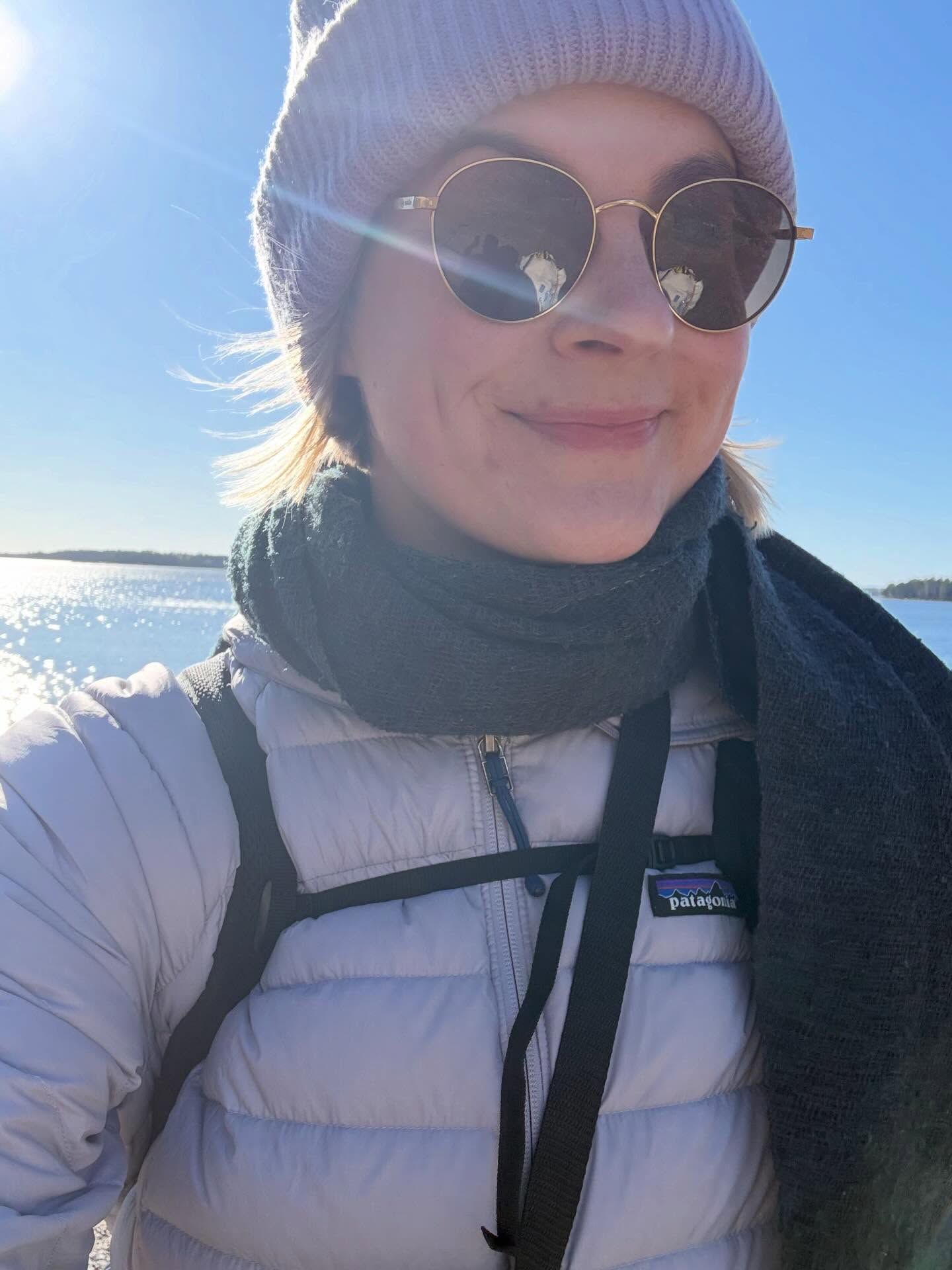 Muistiinpanoja ensimmäisistä työpäivistä vanhempainvapaan jälkeen:
Työkaverit tekevät hyvän työpaikan - miten ihana oli palata hommiin lämpimien tervetulotoivotusten saattelemana!
Ensimmäisen työpäivän sumuinen olo haihtuu nopeasti ja tuttuihin töihin hyppää nopeasti mukaan.
Kun haluaa maksimoida ajan lapsen kanssa ja samalla liikkua, työmatkapyöräily on erinomainen vaihtoehto.
Siirtymät töistä kotiin ja kotoa töihin ilman, että kuuntelee podcasteja tuovat hyvän siirtymän todellisuudesta toiseen.
Keskeytyksetön työaika ja lounaat aikuisten kesken on tosi jees! 🫣😄
Kaiken kaikkiaan tuntuu hyvältä olla takaisin töissä!