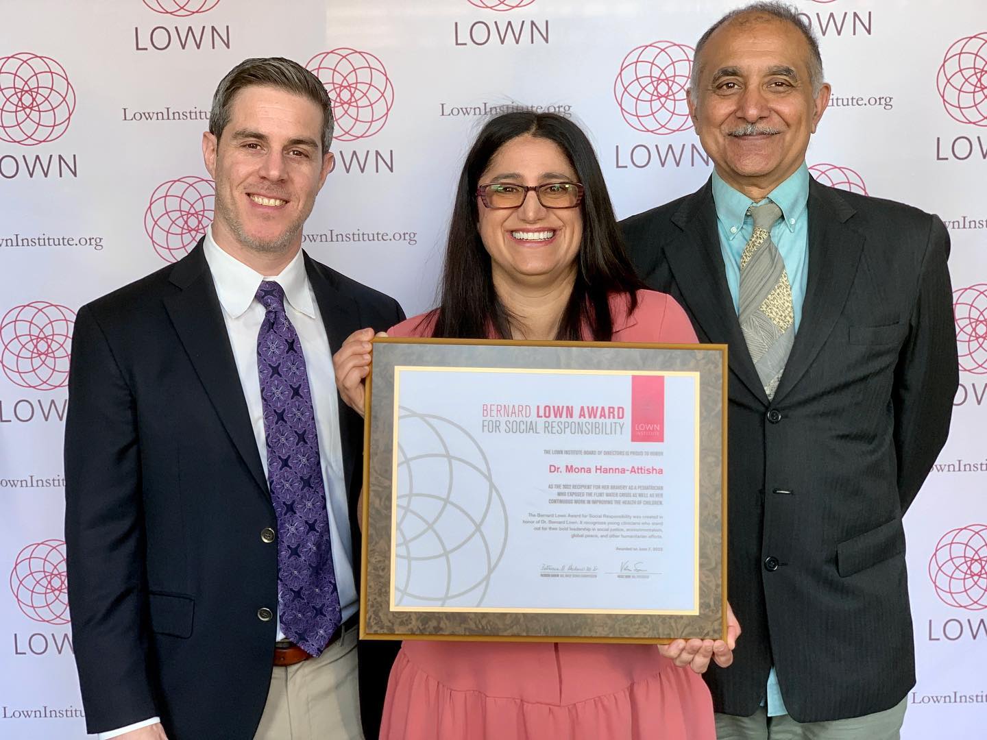 Dr. Mona blew the whistle on Flint’s lead-water crisis, withstood ridicule and government pressure, and forced the Governor to admit that its residents - and especially its children - were being poisoned. ➡️ As a pediatrician, Dr. Mona Hanna-Attisha saw elevated blood-lead levels in her young patients. Without access to wider data she used her own patient’s medical records to confirm the danger. ➡️ She forced the State to switch water systems, repair its rusting pipelines, and screen children for learning disabilities, - programs which continue to this day. ➡️➡️➡️ We are still waiting on broader accountability for those responsible. ⚖️ Dr. Mona was rightly selected as the winner of the Dr. Bernard Lown Award For Social Responsibility.🏆🏅🏵