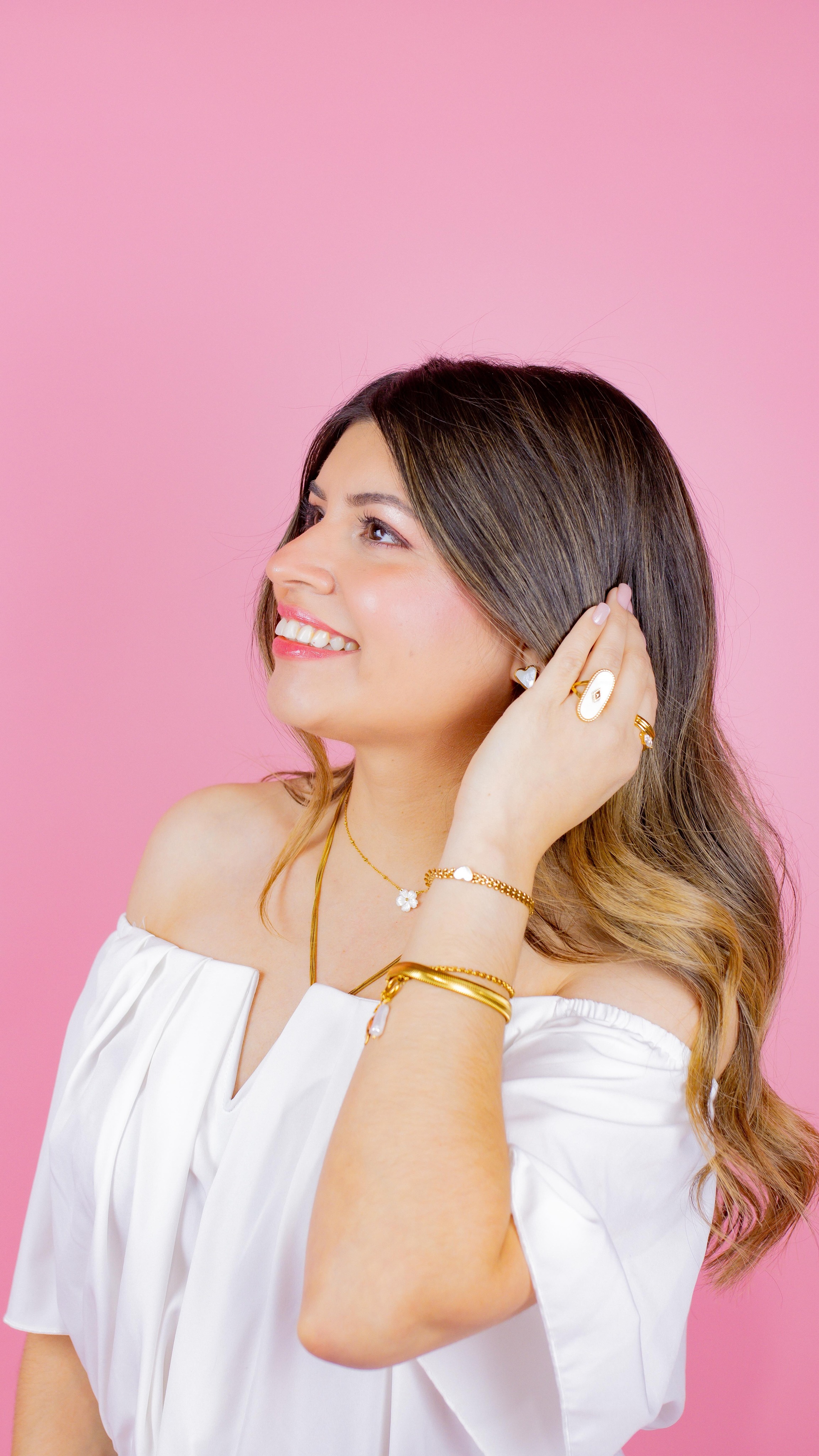 Hoy conmemoramos el Día Internacional de la Mujer, una fecha que nos recuerda la lucha, el esfuerzo y la valentía de tantas mujeres que a lo largo de la historia alzaron la voz para exigir derechos, igualdad y oportunidades.
Gracias a ellas, hoy muchas mujeres podemos soñar más alto, estudiar, trabajar y ocupar espacios que antes parecían imposibles. Pero también es un día para reflexionar, para reconocer que aún hay camino por recorrer y que juntas seguimos construyendo un mundo más justo.
Hoy celebro a todas las mujeres: a las que inspiran, a las que luchan en silencio, a las que levantan a otras y a las que nunca dejan de creer en sí mismas.
Feliz Día Internacional de la Mujer. 💜✨
#díadelamujer #8demarzo #mujeres #womensday #díainternacionaldelamujer