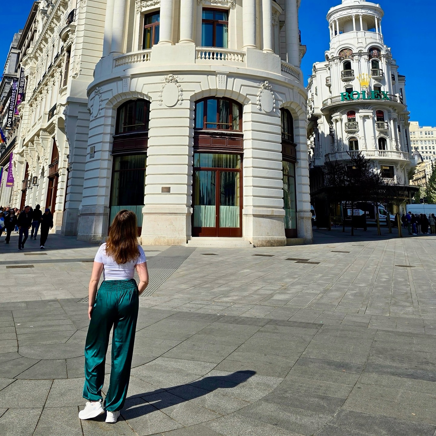 Hádali jste ve stories správně - je to Madrid! 🇪🇸
Silky smaragdové na cestách s @lucie_huebel, fotka nádherná, ale budova tak vysoká, že jsem ji musela rozpůlit! 🫣
Autor snad promine.🫣