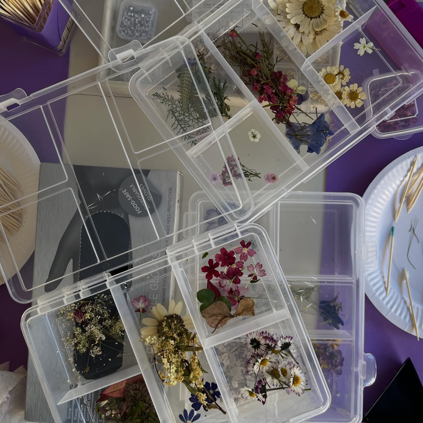 Sabato si è tenuto il workshop sulla creazione del proprio gioiello botanico, con fiori veri essiccati messi sotto resina ! 🌸
Ho partecipato personalmente alla creazione del mio ciondolo ed è stato molto rilassante e soddisfacente creare con le proprie mani un piccolo bijoux sotto la guida di @musanatura.jewels ☀️
Volevamo riproporlo in una domenica di giugno in un prato, ti piacerebbe partecipare ? Diccelo nei commenti 🌸