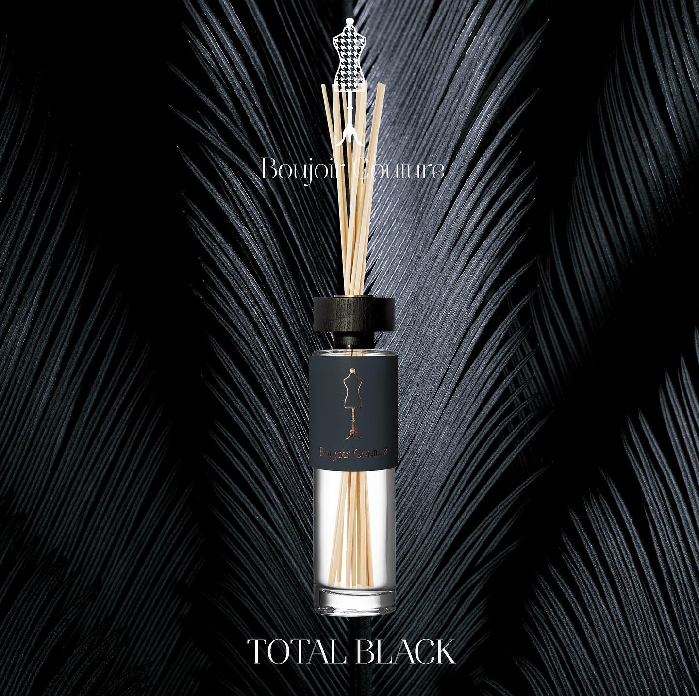 Design & profumo: il match perfetto per personalizzare gli ambienti
Gli eleganti flaconi dalla forma slanciata e dai colori trendy racchiudono sia le più classiche
che le più inaspettate fragranze di Ambiente & Profumi. I bastoncini, realizzati in legno 100%
biodegradabile, rispettano l’ambiente e rilasciano in maniera costante la vostra essenza
preferita, così da non farvi perdere neanche un istante di profumo.
Sceglietene soltanto uno per rendere il profumo della vostra casa inconfondibile, oppure
lasciatevi stupire ogni giorno dedicando una fragranza diversa a ogni ambiente. #ambienteeprofumi #diffusore #diffusoreambiente #diffusorediessenze #home #black #vaniglia #profumo