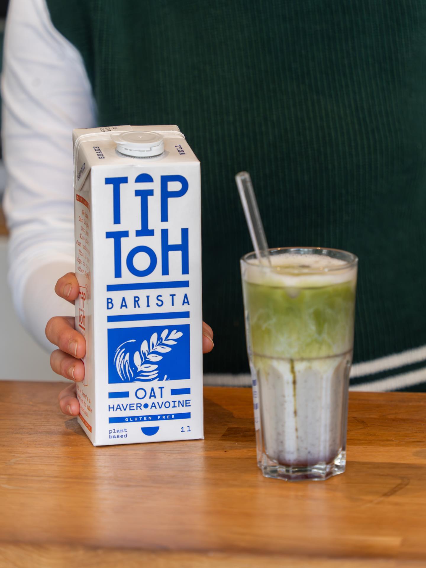 New at @noje.be : @tiptoh_ oat milk 🌿
We’ve upgraded your daily coffee (and matcha 👀).
From now on, all our drinks are made with this smooth, creamy oat milk — perfectly balanced and made to elevate every sip.
And if you’re looking for something new…
💜 Try our Sage Blueberry Matcha — the perfect blend of freshness and flavour.
Better ingredients, better drinks — always the Noje way. 💛
📍 Rue Théodore Roosevelt 66, Schaerbeek
🕒 Mon 8h30–16h | Wed–Fri 8h30–17h | Sat 10h–15h30 | Sun 10h–15h
—
Nouveau chez @noje.be : le lait d’avoine @tiptoh_ 🌿
On a amélioré vos boissons préférées (oui, même le matcha 👀).
Désormais, toutes nos boissons sont préparées avec ce lait d’avoine onctueux, parfaitement équilibré pour sublimer chaque gorgée.
Et pour tester…
💜 Découvrez notre Sage Blueberry Matcha — frais, original et plein de saveurs.
De meilleurs ingrédients pour de meilleures boissons — toujours à la façon Noje. 💛
📍 Rue Théodore Roosevelt 66, Schaerbeek
🕒 Lun 8h30–16h | Mer–Ven 8h30–17h | Sam 10h–15h30 | Dim 10h–15h
#OatMilk #TipToh #PlantBased #VeganBrussels #MatchaLovers