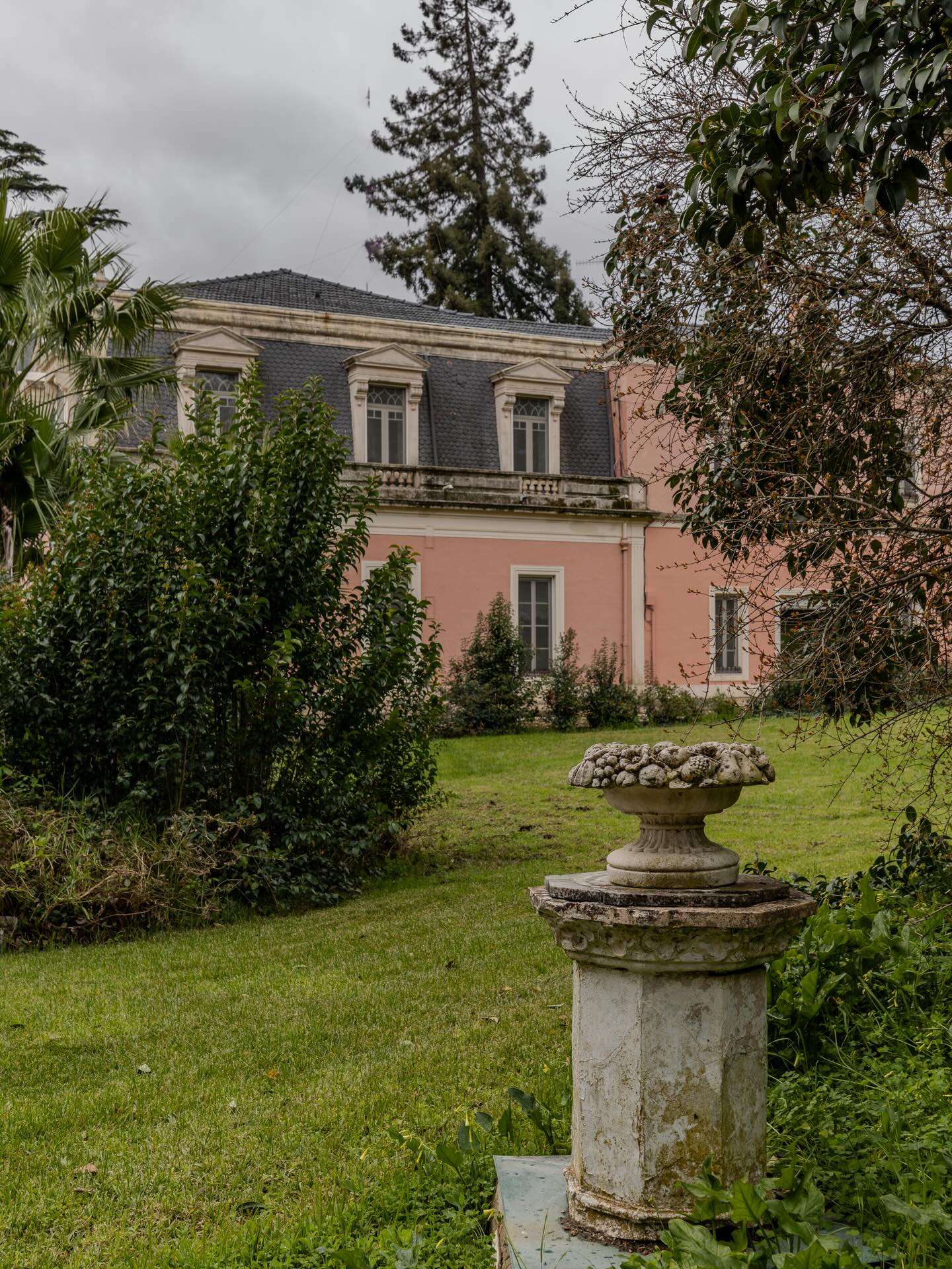 A romantic palace with French formal gardens in Portugal Built in 1887, the Portuguese palace is nestled within 5Ha of French-style botanical gardens with impressive water features, a swimming pool and 2 guest villas.
The botanical gardens were designed by the French landscape architect Jean-Claude Nicholas Forestier, renowned for his work on the Champ de Mars gardens below the Eiffel Tower in Paris, and the Parque de María Luisa in Seville, restored in 2010 by spanish landscape architect Javier Mariategui.
