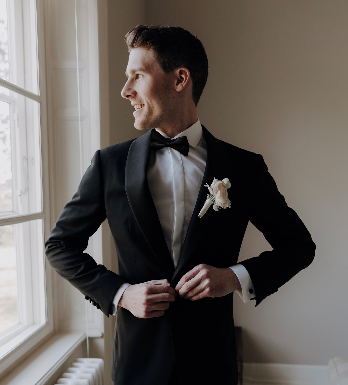 Aesthetics of the groom at the wedding day and how to create a unique look:
Choosing a perfect suit is the key to creating a groom’s look. Also pay attention to the color of the suit — it should harmonize with the bride’s dress and the rest of the décor.
Details play a big role in creating a stylish look. Choose the right accessories such as tie, bowtie, cuffs, pocket handkerchief and of course shoes. Carefully choose their color and style so that they complement your look rather than stand out from it.
Visit your barber before the wedding to get a neat haircut and shave. If you have a beard or mustache, get it trimmed to keep it looking neat.
Include your best friends in the getting ready. They will give you the support you need during the excitement of the wedding. It loosens up the situation and you have beautiful moments together for eternity.
Self-confidence and a smile: Just as important as your appearance is your well-being and mood. Smile and enjoy every moment of this special day, because your joy and smile is the best accessory.
