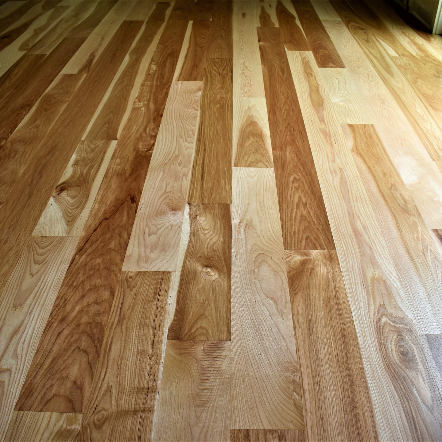 5" Sheoga Hickory project with semi-gloss Swedish finish.
#hardwood #hardwoodflooring #remodel #flooring #homedesign #carpentry #floordesign #woodfloors