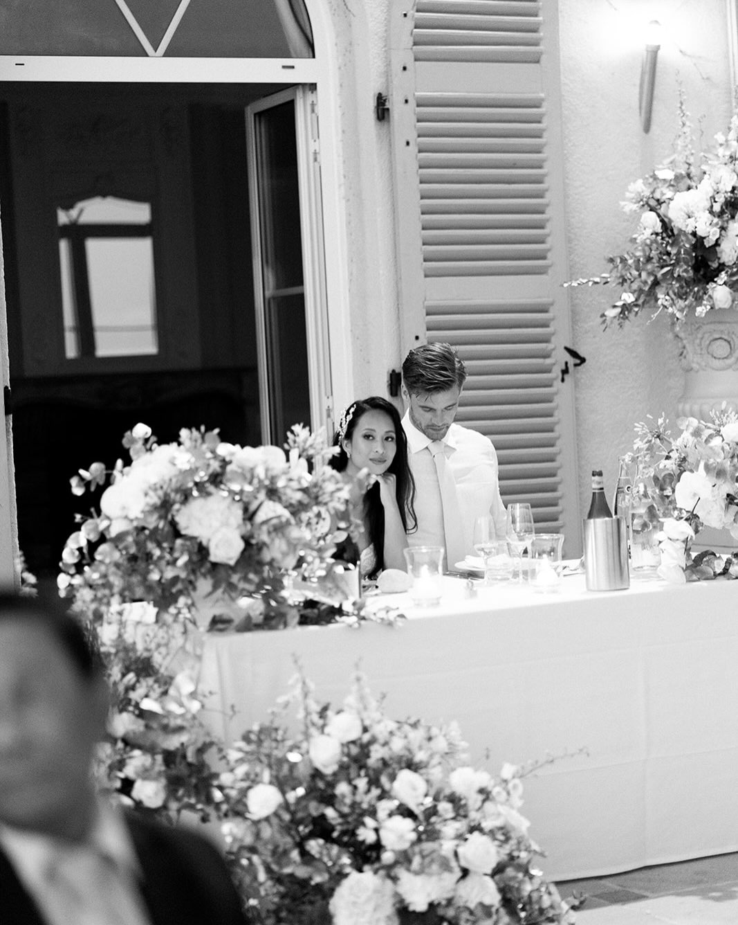 Gold maîtrisé et Riviera en toile de fond pour B&T
@laurineblly @studiomaisonciero @twomadeonestudio @lionstoneevents
#frenchrivera #goldwedding #eventdesigner #mariage