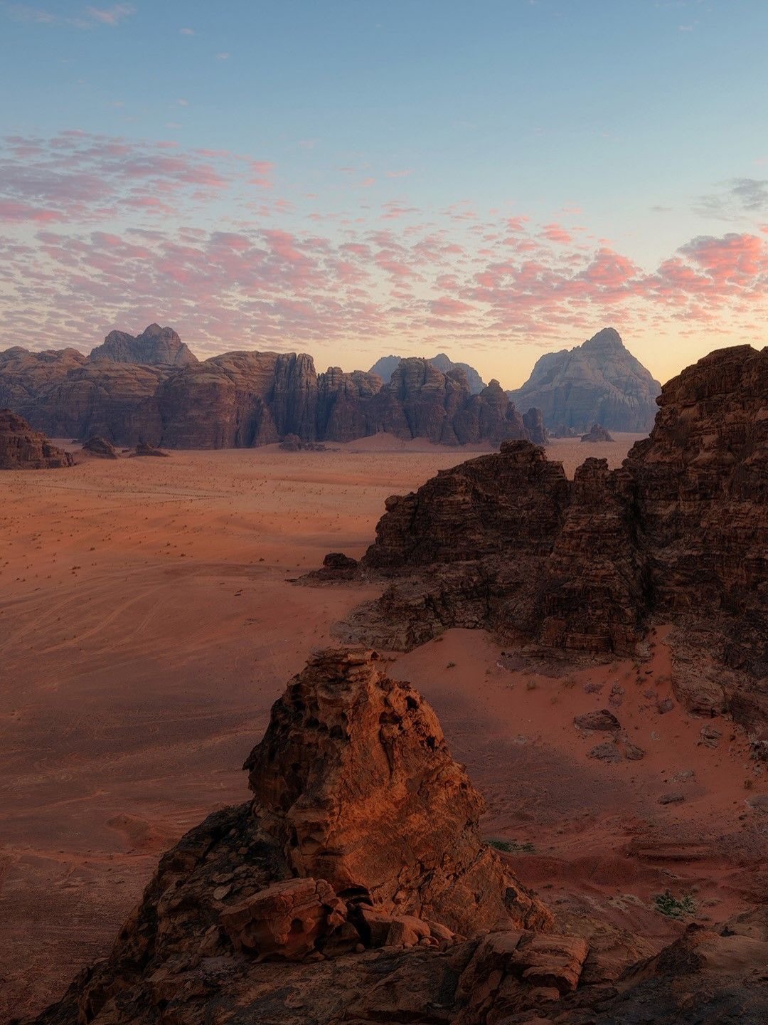 Entre las majestuosas montañas de Wadi Rum, descubres el verdadero significado del silencio.🏜️
Aquí desconectas del mundo para vivir la vida beduina bajo un cielo lleno de estrellas.✨
#wadirum #travelgram #explorar #jordan #desert