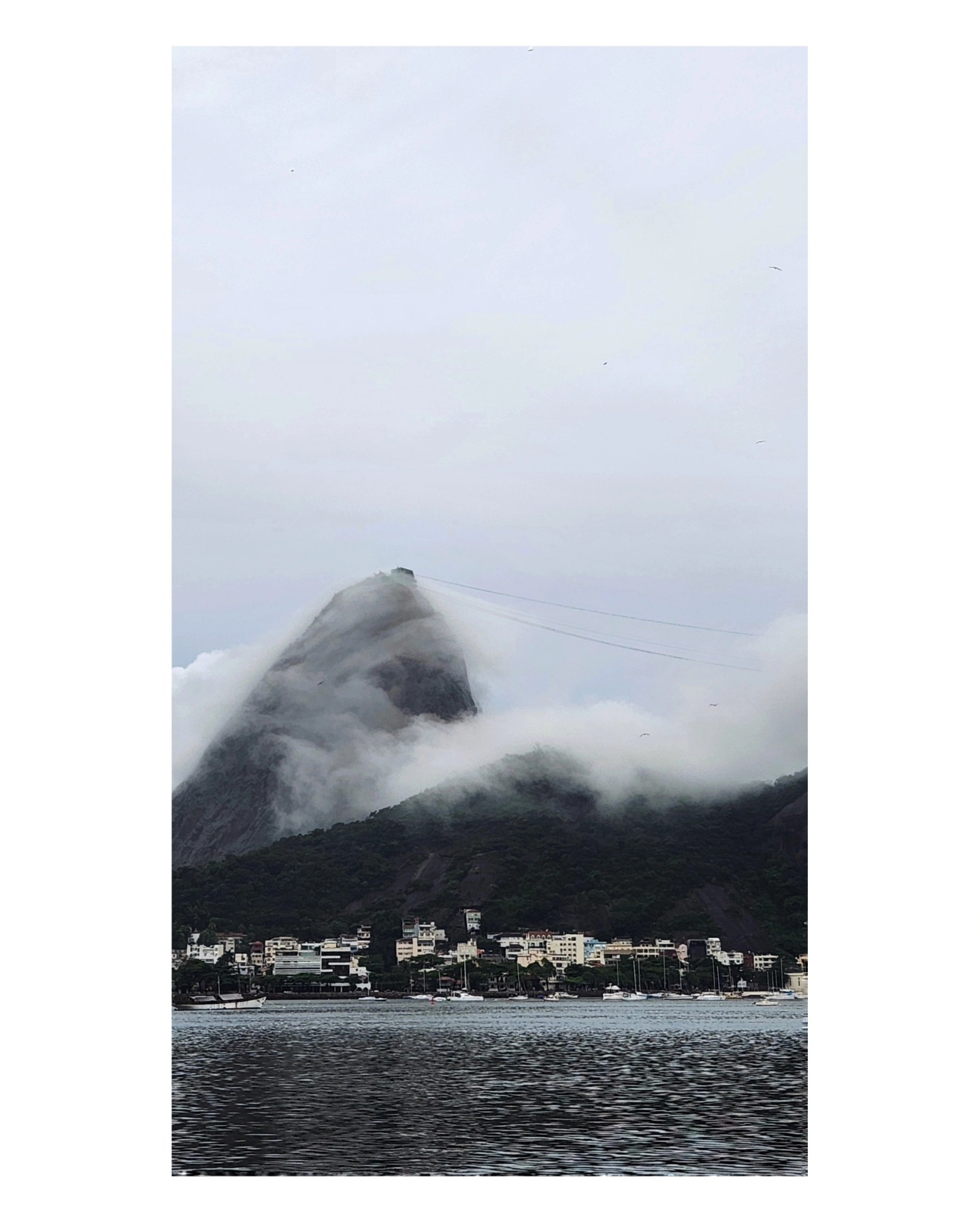 Mesmo nos dias nublados, o Rio de Janeiro encanta com sua paisagem envolta em névoa, mostrando que a beleza da cidade vai além do brilho do sol.