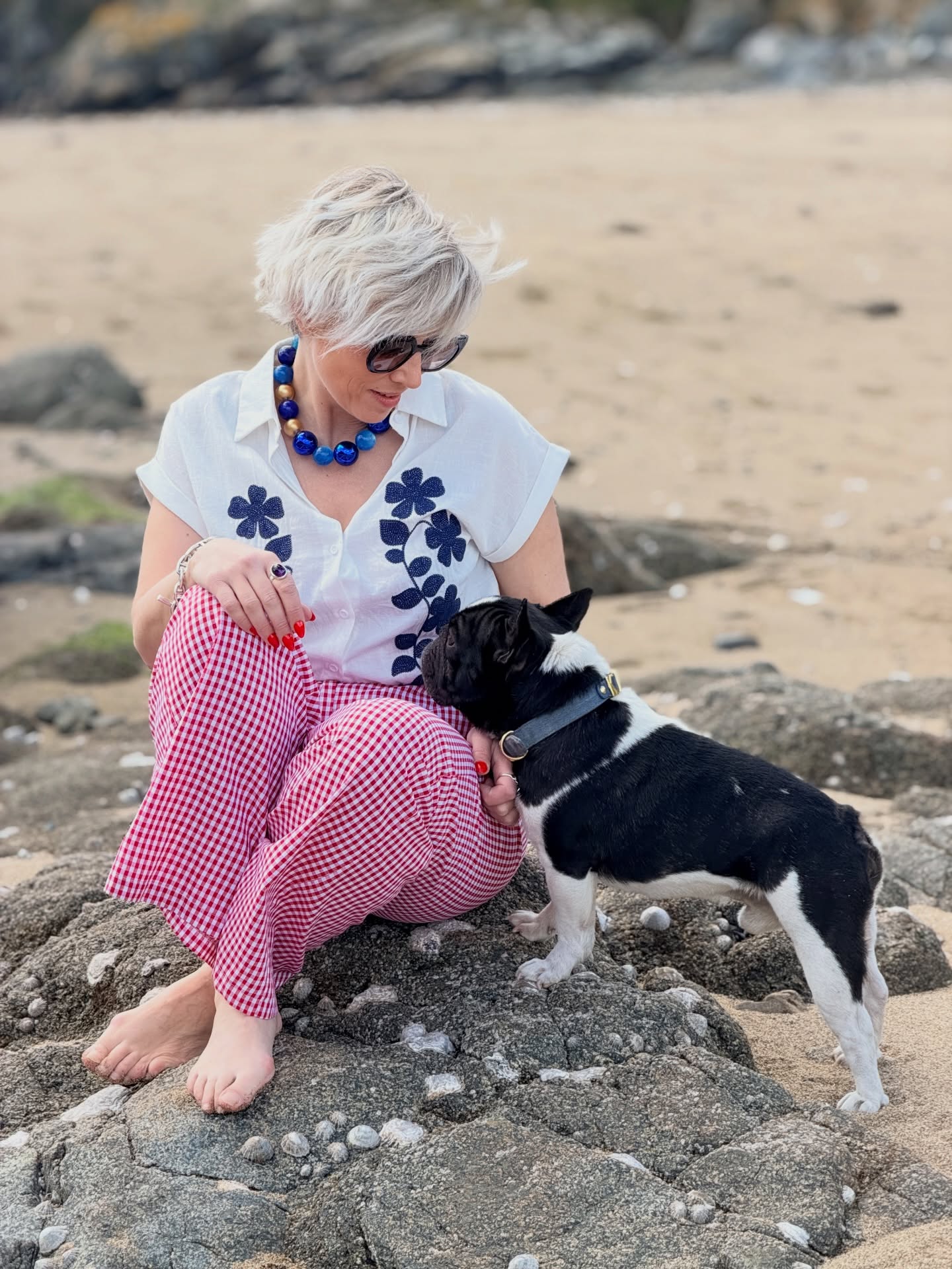 Salutations du jour mes petites pépites ❤️
Je pourrais vous montrer un look parfait…
Une tenue bien lissée, bien posée, sans un pli.
Mais la vraie vie… elle ressemble plutôt à ça 🐶
Un moment volé,
un chien qui réclame de l’attention,
et un look qui vit avec moi.
Parce que non…
le style n’est pas fait pour rester figé.
Il est fait pour bouger, marcher, s’asseoir sur un rocher,
et même pour donner des câlins à Karl 😄
Et surtout…
il est fait pour vous simplifier la vie.
👉 Un imprimé que vous aimez
👉 Une pièce facile à porter
👉 Un détail qui signe votre allure
Pas besoin d’en faire trop.
Juste d’en faire juste.
Parce qu’une tenue réussie,
ce n’est pas celle qu’on admire…
c’est celle dans laquelle on vit.
Dis-moi…
tu t’habilles pour être parfaite
ou pour vivre ta journée ?
#stylefeminin
#imprimedelamour
#lookdujourfemme
#conseilstyle
#modeauthentique