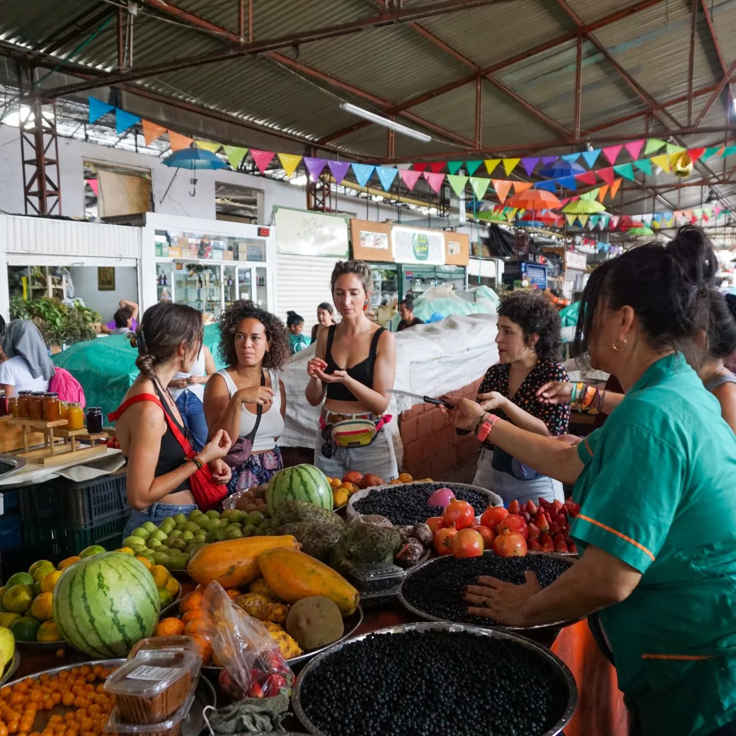 En el mercado de la Alameda, en Cali, hicimos lo que mejor sabemos hacer: probar, reírnos, compartir y dejarnos sorprender.
Gloria y Henry nos dieron a probar frutas que no conocíamos: guama, uchuva, guanábana, zapote, guayaba, granadilla, pitaya, lichi, níspero,...
Una inmersión en los sabores de la ciudad, acompañados siempre por la ilusión de quien nos recibe.
Y tú ¿las has probado?
:::::::::::::::::
Caliko Alameda merkatuan gehien gustatzen zaiguna egin genuen: gauza berriak probatu, barre egin eta momentuak partekatu.
Gloria eta Henryk ezagutzen ez genituen frutak dastatzera gonbidatu gintuzten: guama, uchuva, guanabana, zapotea, guayaba, granadilla, pitaya, lichiak...
Hiriko zaporeetan barneratu ginen, bertakoen laguntzaz.
#cali #colombia #viajegrupal