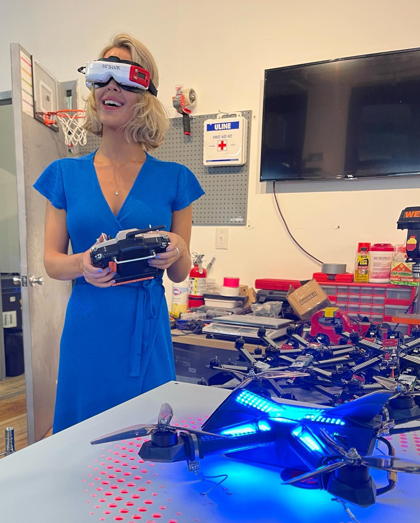 And we’re back!! Hello #NYC 🥰 Learning how to become a professional drone racer today with @thedroneracingleague Story coming soon for @fastcompany ✨ These racing drones can go from 0-90 MPH in less than a second 😳 spoiler alert: I crashed it 😬 you can race drones in real life, in video games and in the #metaverse Some of them not have AI pilots too.. you thought formula 1 was loud? Get ready..!!
#FCFestival @fastcompany #innovation #droneracing