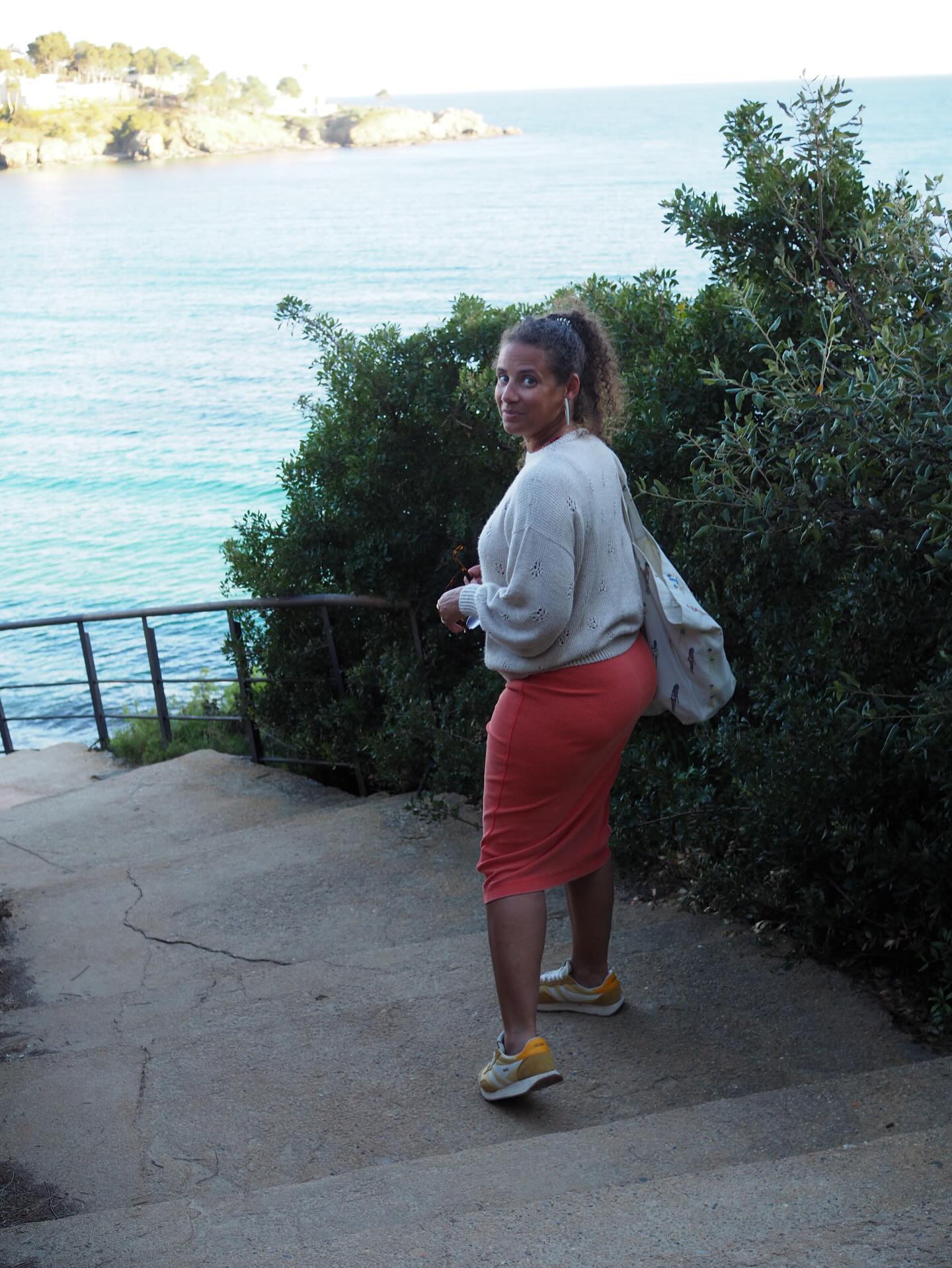 J’ai tricoté ma première version du Pull chaton dans un fil lin, soie et alpaga. 🌾 Et il s’avère parfait pour les Balades de fin de journée. Et aussi pour les matinées fraîches, les journées nuageuses …
Il se tricote de bas en haut avec un petit motif dentelle très très facile à tricoter.
Des manches bouffantes avec un long poignet.
🌷 Retrouvez La Fiche tricot en 9 tailles en français et en anglais sur Ravelry et www.AtelierEmilie.com
Fils . @madelaine_et_filibert
__________________________________
#atelieremiliedesigns #pullchaton
Tricot Knit knitting tricot pull tricoté