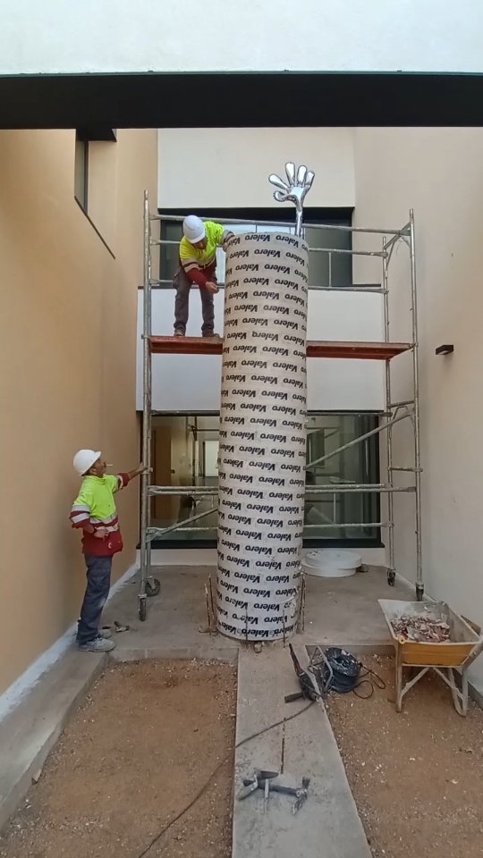 Hace unos meses recibí una propuesta por parte de @relatio.arquitectos para presentar un proyecto de escultura destinado a su posible instalación en el Centro de Salud Zona 3 de Albacete.
Más allá de mi lenguaje artístico, entendí que la obra debía dialogar con el espacio y con quienes lo habitan. Una pieza que hablara de esos momentos en los que, por distintos motivos, podemos sentir que desaparecemos… y de cómo, gracias al trabajo incansable de nuestros sanitarios, volvemos a florecer: recuperamos tiempo, calidad de vida y, en muchos casos, una nueva oportunidad.
Hoy quiero compartir con vosotros el proceso creativo: el encapsulamiento, el descubrimiento, la experimentación… cada etapa como un reflejo de la reflexión que dio forma a la obra final.
Esta pieza nace con el deseo de acompañar y aliviar, en la medida de lo posible, a quienes transitan estos espacios, y muy especialmente a los profesionales que los sostienen con su cuidado diario.
Gracias a Relatio Arquitectos, @sescamclm y #urbialba por acercar el arte a espacios tan esenciales para la ciudadanía.
#artepublico #escultura #procesocreativo #artecontemporaneo santiflores