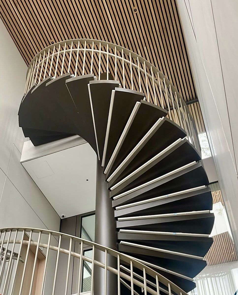 L’année des escaliers ! Magnifique réalisation en 2 teintes pour une villa à Pully. Si fière des équipes ! #electrostatique