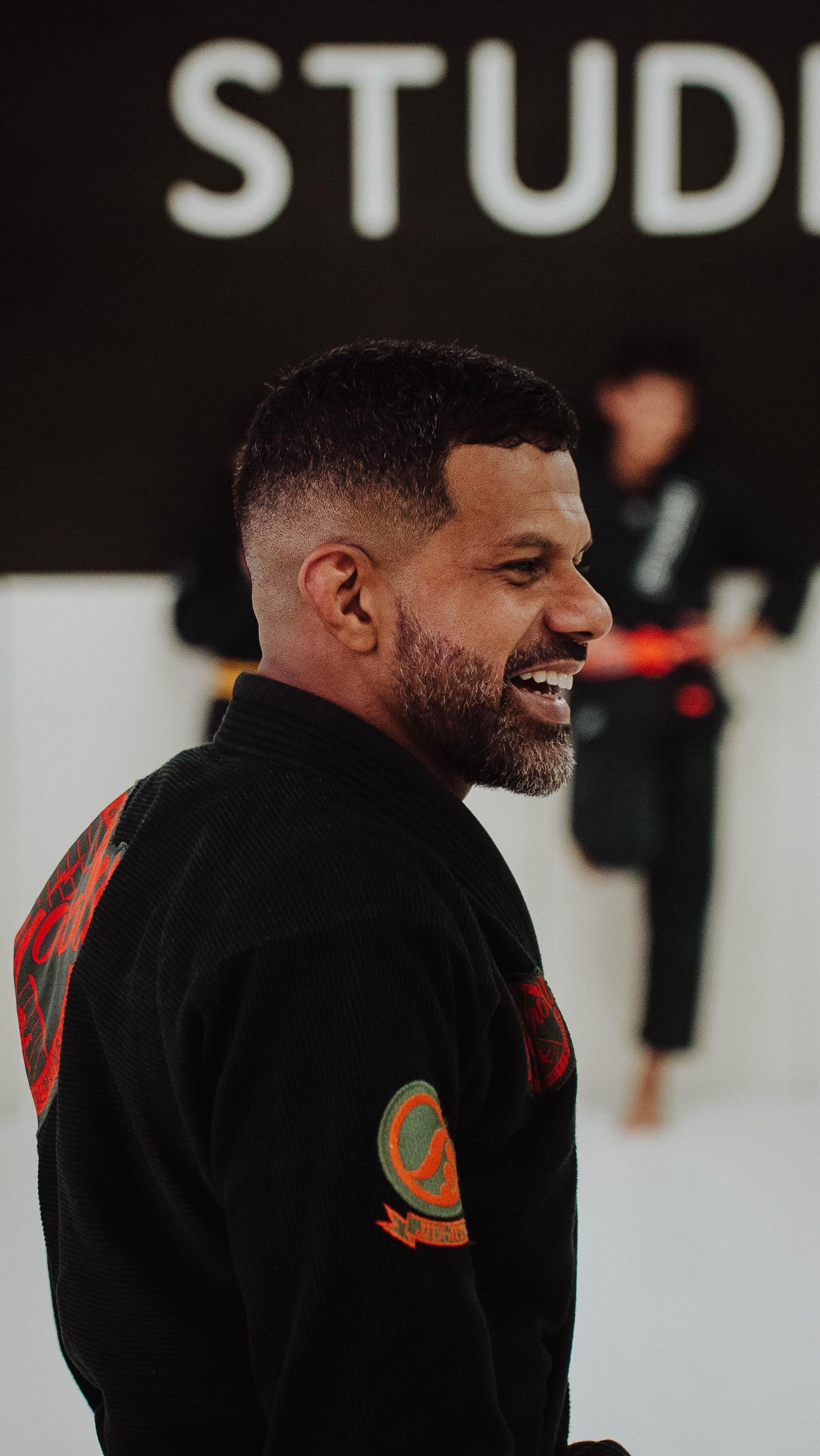 Um dos maiores diferenciais aqui do Studio é o Intercâmbio com alunos do @studiomartialarts.uk
A cada semestre, alunos e professores vivem uma imersão real no Jiu-Jitsu e na cultura local, com trocas de técnicas, culturais e experiências dentro e fora do tatame.
🇧🇷 Brasil e 🏴 Inglaterra: conectados pelo mesmo propósito, a evolução.
Mais do que treinar juntos, essa troca é sobre viver o Jiu-Jitsu de forma plena, fazer novas amizades e adquirir novos conhecimentos.