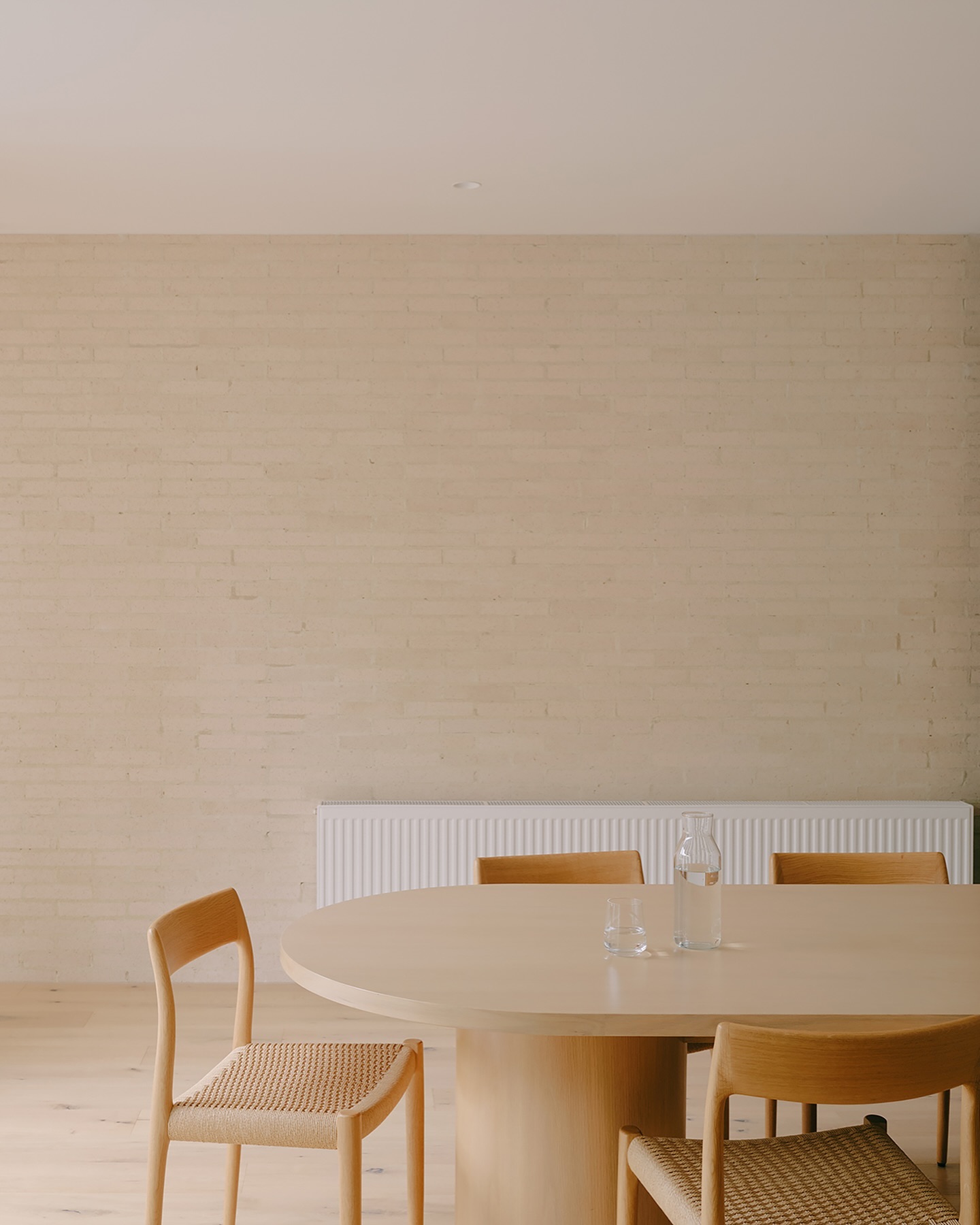 Tom Robertson Architects Crafts Nilo Brighton: A Seamless Blend of Luxury and Privacy Featuring Our Møller 77 Chair.
The façade of Nilo Brighton is organised as a series of parallel faces composed of light brickwork inspired by its bayside setting.
Chair: find them at @greatdanefurniture in Australia
Built: @__histyle__
Photo: @tomross.xyz
Architecture & Interior Design: @tomrobertsonarchitects
.
.
.
#moller #møller #madeindenmark #danishdesign #interiordesign #midcenturymodern #scandinaviandesign #home #chair #collaboration #photography #architecture #handmade #aarhus #denmark