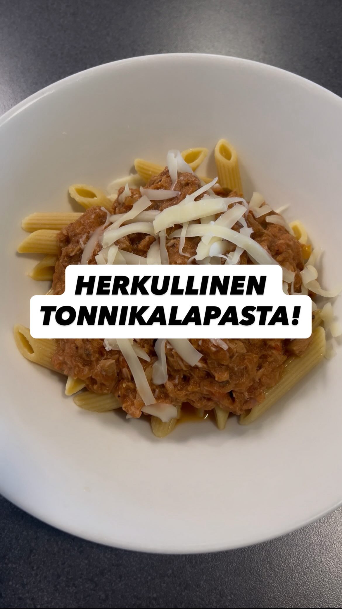 TONNIKALAPASTA!
Tässä super helppoa ja hyvää arkiruokaa, joka sisältää runsaasti proteiinia! 🍝
Tarvitset:
🔸 240g proteiinipastaa (käytin Rummo Maxima -pennepastaa)
🔸 300 g tonnikalaa (vedessä)
🔸 1 sipuli
🔸 1 purkki Coop-tomaattikastiketta (Basilicata)
🔸 3 rkl sokeroimatonta ketsuppia
🔸 1 dl kevyt kaurakermaa
🔸 1–2 dl pastan keitinvettä
🔸 50 g kevytjuustoraastetta
Valmistus:
1. Purista vedet pois tonnikalasta.
2. Kuullota sipuli pannulla pienessä tilkassa öljyä.
3. Lisää tonnikala, tomaattikastike, ketsuppi, kaurakerma ja keitinvesi.
4. Mausta suolalla ja pippurilla.
5. Lisää lopuksi juustoraaste päälle.
320 kcal / annos (tästä tulee 4 annosta)
30 g proteiinia / annos
Tykkää ja tallenna resepti! ✨
Ota tilini seurantaan, jos kaipaat lisää kevyempiä ja terveellisiä ideoita arkiruokailuun! ✅
#arkiruoka #terveellistäruokaa #proteiinipitoinen #ravinto #hyvinvointi