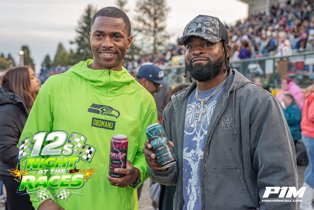 Had the privilege of hanging out a bit with a couple local legends from the @seahawks. @cmike33 and @obomanubenjamin stopped by Evergreen and enjoyed an ice cold REVUP can! We had a blast and thank you both for the opportunity. 🏁🏈
Thank you @justkb12 for making it happen! 😉👊
#seahawks #racing #evergreenspeedway #revupenergy #fuelyouradrenaline