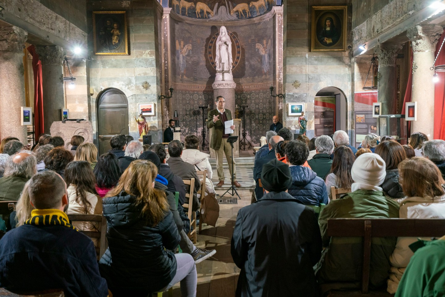 Tutto esaurito anche per il secondo appuntamento del #festival #Spiritualia. #Musica, il respiro del #tempo ha avuto luogo ieri nella suggestiva cornice di S. Maria in Cappella. Il tema del tempo è stato trattato in una prospettiva multidisciplinare, con gli interventi del fisico teorico Giovanni Mirarchi, dell'esperto d'arte Massimiliano Floridi, l'installazione #audio #3D del Traverse Consort a cura di Paolo Modugno e le #fotografie di Stefano Sabene. Molti e calorosi gli applausi del pubblico.
Alla prossima!
#musica #arte #fotografia #audio