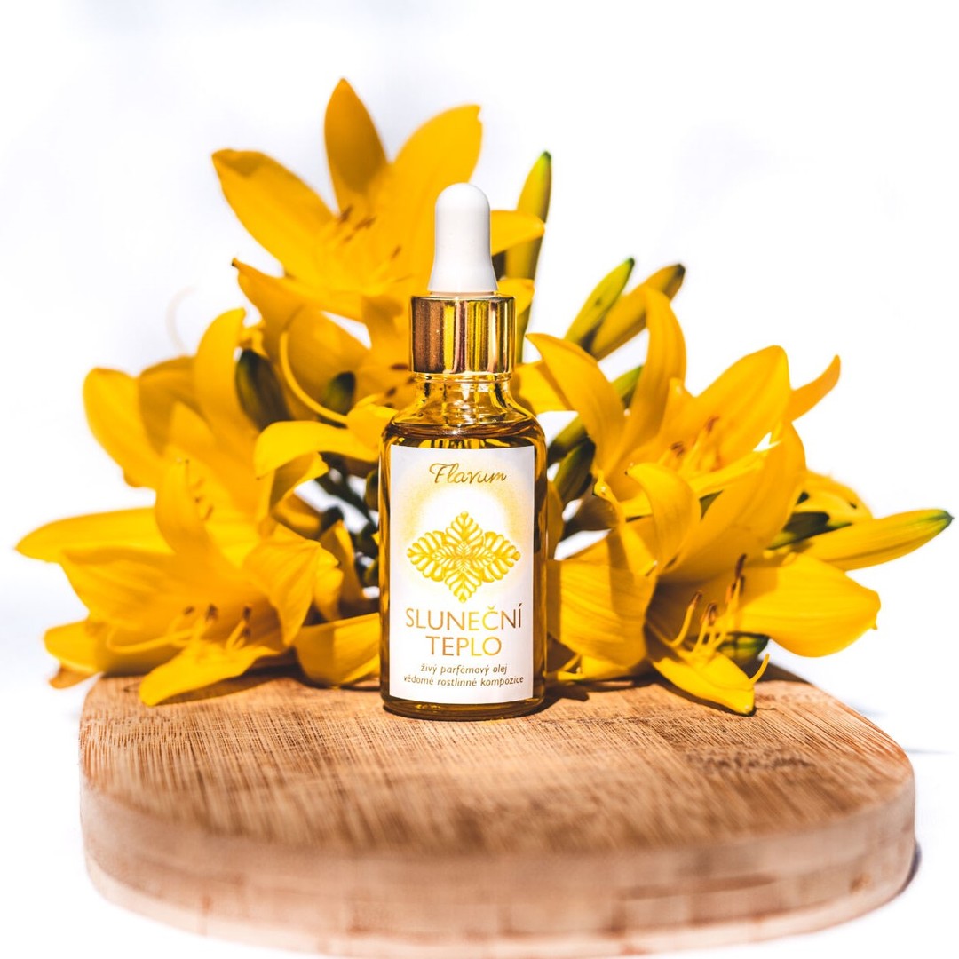 Dnes vám představujeme značky, které tvoří přírodní kosmetiku a ručně vyráběné produkty i doplňky, co si zamilujete. Každá z nich přináší svůj přístup k péči o tělo, domov nebo naše nejbližší. ✨
🩷 @flavum.cz – Výjimečné přírodní parfémové oleje s energií rostlin, připravené ručně z macerátů bylin pečlivě sbíraných v přírodě po celý rok.
🩷 @naturinka – Tradiční rodinná mýdlárna s více než 12letou zkušeností. Její produkty bez palmového oleje a netestované na zvířatech nesou prestižní ocenění Green Brands.
🩷 @handmade_by_karamelky – Dvě kamarádky Monča a Kačka háčkují bytové doplňky, dekorace i produkty pro děti a domácí mazlíčky. Část výdělku věnují útulku pro kočky. 🐈
🩷 @pelerine_tkalcovstvi – Ručně tkaná ponča, plédy, šály a textilní doplňky z přírodních materiálů. Letos s novou kolekcí šatů, kde spojují konvenční materiály s ručně tkanou látkou.
🩷 @kosmetikacaltha – Certifikovaná přírodní kosmetika, která spojuje tradiční receptury s moderními postupy. Nabízí péči o celé tělo i mysl.
Přijďte objevovat a najít to pravé, co vás potěší a dodá vám i vašemu okolí kapku radosti a originality. 🌿
#dizajntrh #prirodnikosmetika #ceskavyroba #udrzitelnamoda #rucnivyroba #bydleni