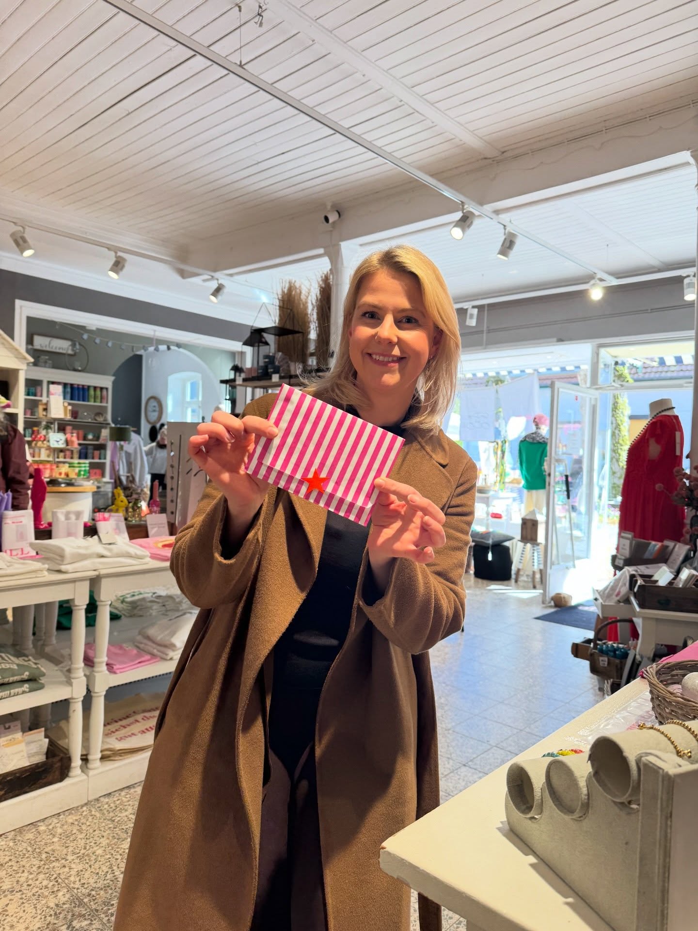 Gewinnerin Nummer zwei hat sich nicht lange bitten lassen! 🎉
Die liebe Annika hat gestern ihren 20€ Gutschein aus unserem Ostergewinnspiel abgeholt – und ihn direkt eingelöst. Weil wozu warten, wenn die Pauline schon vor einem steht? Genau. 🐣✨
Herzlichen Glückwunsch, Annika! Du hast das Osterei-Finden eindeutig drauf. 🥚🩷
Danke an alle, die bei unserem Gewinnspiel mitgemacht haben – ihr macht so eine Aktion erst richtig schön. Und wer weiß … beim nächsten Mal bist vielleicht du dran. 😉
📍 Bergstraße 26, 27726 Worpswede
🕐 Mo–So 11–18 Uhr
🌐 paulineworpswede.de
#paulineworpswede #worpswede #ostergewinnspiel #gewinnerin #ostermontag