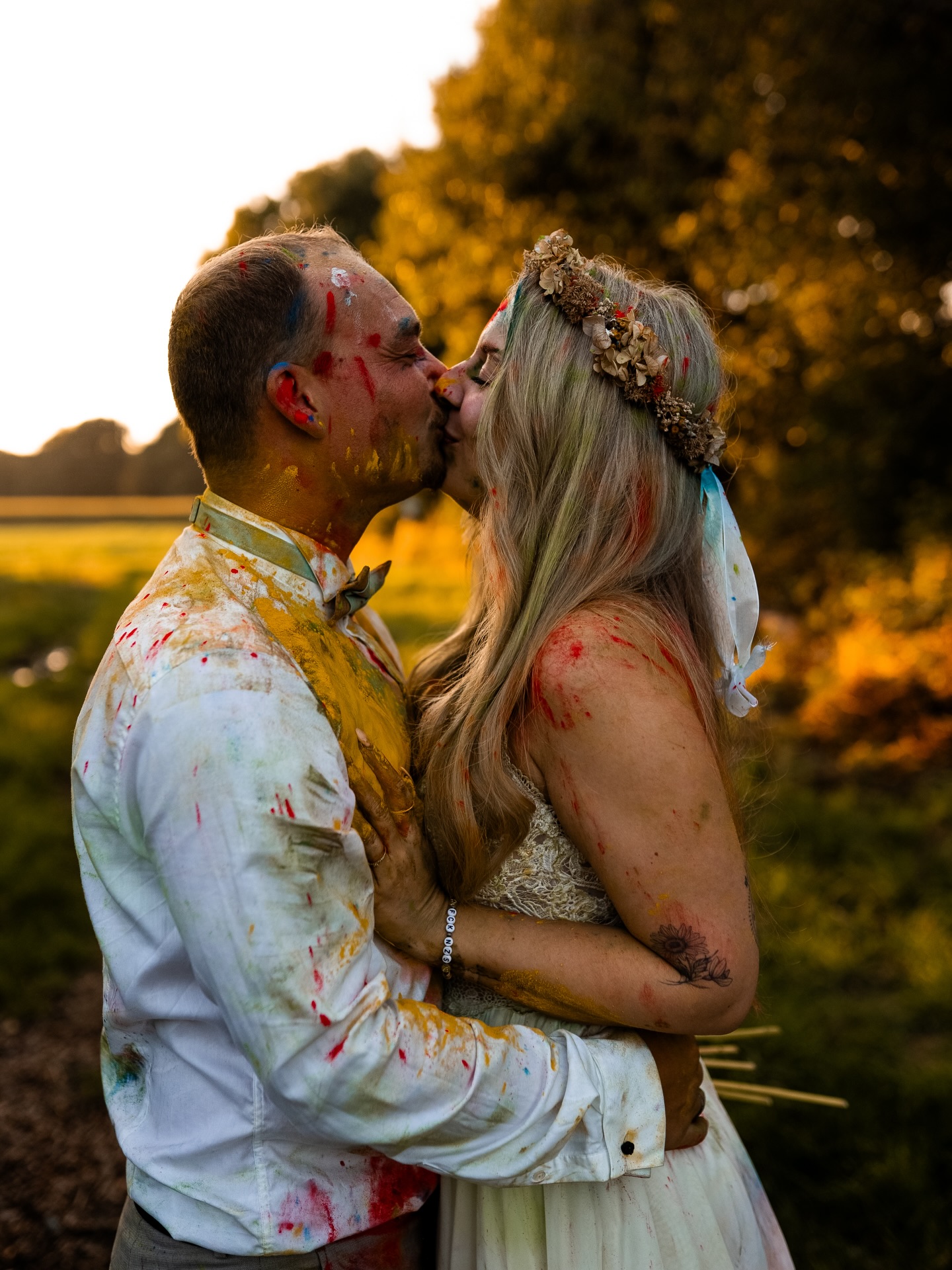 ✨ TRASH THE DRESS ✨
Ein Shooting der etwas anderen Art.
Es gehört definitiv zu meinen absoluten Lieblingsshootings.
Tatsächlich sind diese Bilder schon letztes Jahr entstanden –
und ich habe sie viel zu lange nicht gezeigt.
Es war besonders, unbeschwert und voller Energie.
Ich habe selten bei einem Shooting so viel gelacht.
Das hier ist nur ein kleiner Einblick.
Denn es ist noch so viel mehr passiert:
Es wurde nass, bunt und dreckig –
und auch ein bisschen feucht-fröhlich mit Sekt und Cupcakes 🥂🧁
Und ganz ehrlich:
Wer braucht sein Hochzeitskleid nach der Hochzeit noch?
Meist hängt es danach nur im Schrank und wird nie wieder getragen.
Warum also nicht genau daraus noch einmal etwas Besonderes machen?
Ein Trash the Dress Shooting ist eine ganz eigene, besondere Art, diesen Abschnitt noch einmal zu feiern – frei, kreativ und mit ganz viel Spaß.
Und keine Sorge: In den meisten Fällen lässt sich das Kleid danach sogar wieder reinigen.
Wenn du auch Lust auf so ein besonderes Shooting hast,
melde dich jederzeit gerne bei mir ✉️