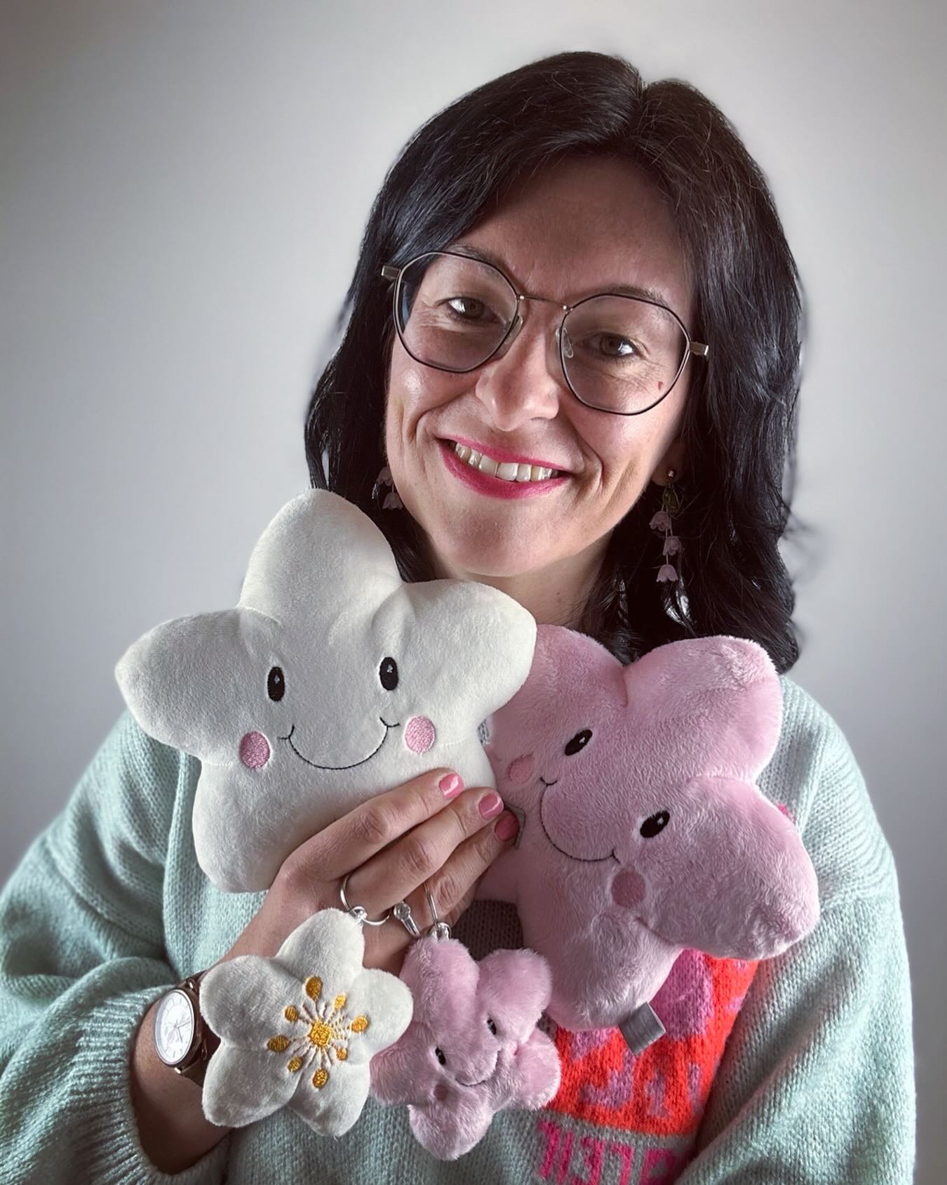 Kirschblüten Zauber
Passend zum Kirschblütenfest in Borna und Kohren Sahlis, welches ab dieser Woche startet habe ich wieder etwas ganz Besonderes für euch gezaubert, eine kuschelig weiche Plüsch-Kirschblüte
Ob als süßes Plüschtier oder als hübscher Schlüsselanhänger.
Die kleinen Blüten gibt es in verschiedenen Ausführungen:
In rosa oder Creme
mit Gesicht – zum Verlieben
oder mit Blütenstaub – ganz natürlich schön
Perfekt als Geschenk, Andenken oder einfach zum Selbstbehalten.
Was gefällt euch besser – mit Gesicht oder mit Blütenstaub? In rosa oder Creme? Schreibt es gerne in die Kommentare
Erhältlich sind die niedlichen 🌸 bei mir oder in Borna, in der Touristeninfo, in der Buchhandlung oder in der Parfümerie Funcke
#artkdesign #borna #kirschblütenfest #kirschblüte #frühling
@kleinstadtladys @borna_und_kohrener_land