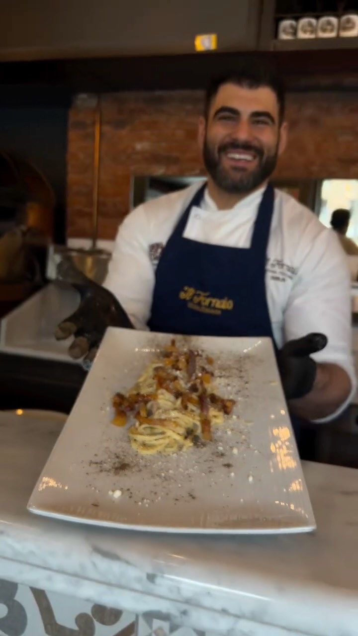 From Rome to Dublin 🇮🇹
Chef Roberto making authentic Spaghetti alla Gricia, no cream, just tradition. 🍝🔥
#italianfood #DublinEats #gricia #Dublin