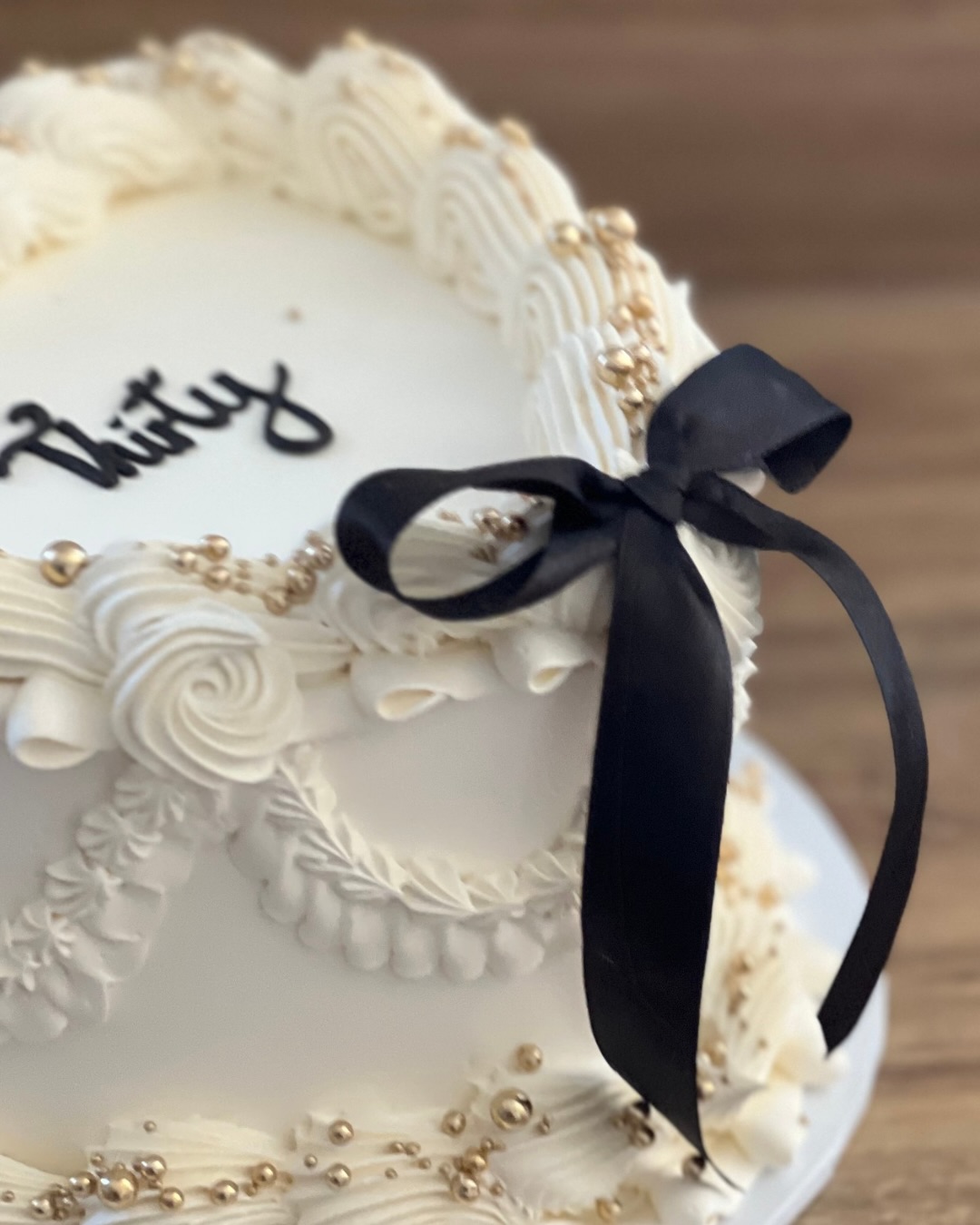 Delicate piping and black bows are definitely having a moment 🖤
The prettiest addition to a 30th birthday celebration.
Simple, elegant and just the right amount of drama.
If you’ve got a celebration coming up and want something special, my diary is always open for enquiries 🤍
Cake & Thistle | Lincolnshire & East Midlands Cake Design