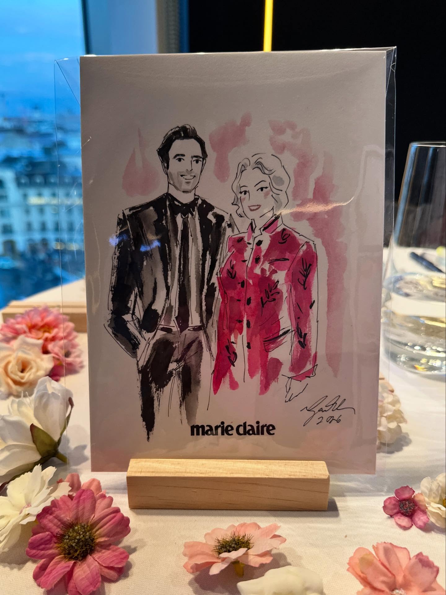 Live-drawing at the award ceremony PRIX D’EXCELLENCE DE LA BEAUTÉ 2026 by @marieclaire_de at @koenigshof_munich
A glamorous event above the rooftops of Munich.
Winners
💛Biotherm Aquasource+ Vitamin Glow Gel
💛Kérastase Gloss Absolue Glaze Drops
💛Hermès Beauté Rouge Brillant Silky
💛Pharmos Natur Intensive Eye Regeneration
💛Louis Vuitton Make-up