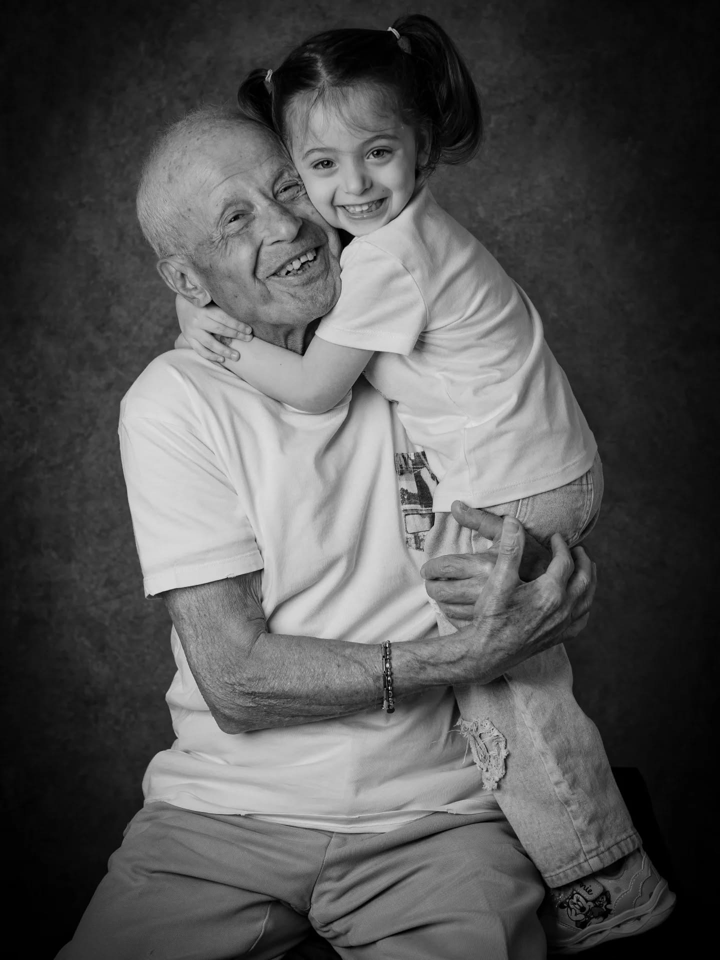 Avere un bisnonno significa avere una storia vivente che ti abbraccia, un tesoro di saggezza che si specchia nell'innocenza di un bambino.
Ricordi per sempre🤍
Prenota ora il tuo ritratto fotografico
Scrivimi in DM
Barbaralorando.ph
#ritrattofotografico
#ricordipersempre
#fotografavigevano
#amore
#passatoepresente