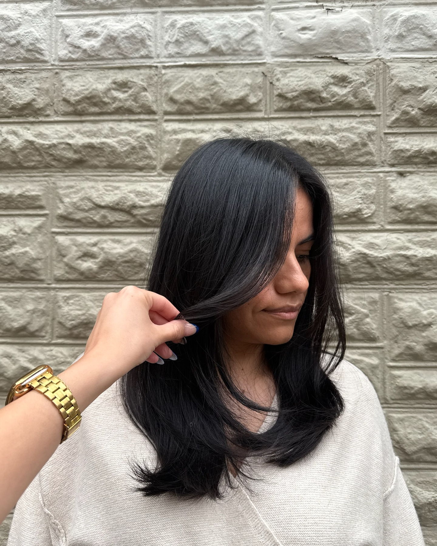 @hair.by.eris is really delivering with effortless and chic cuts.
By adding some face framing to this mid length, pony tails and buns will feel more romantic and purposefully undone. The softer movement around the clavicle will style on its own so blowdrying time is now cut in half. We can’t get over at how pretty this shape is. We love how it can be styled without styling it too.