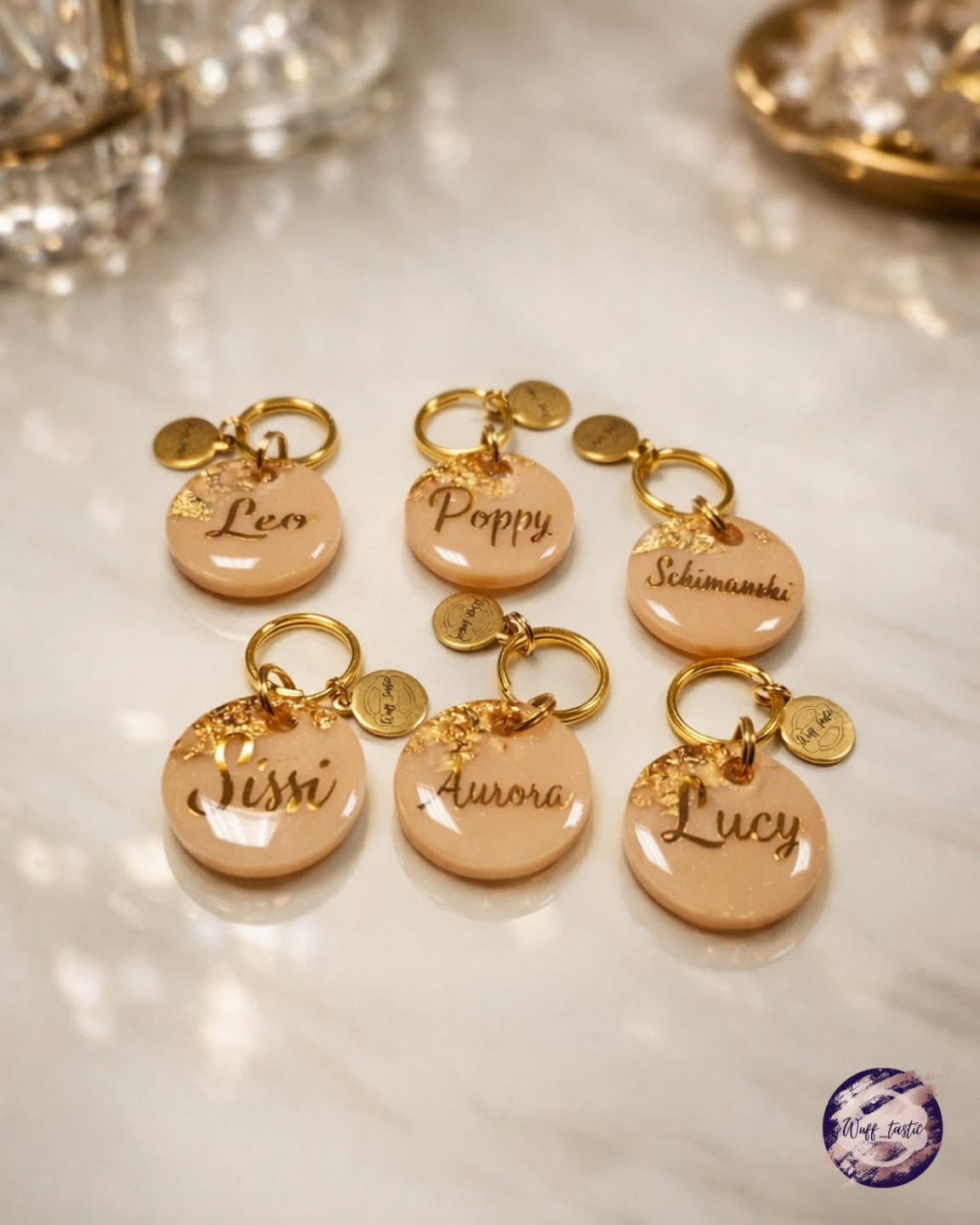 Eines der beliebtesten Designs, hier in beige mit Blattgold.
Die Kombi wirkt ruhig, hochwertig und passt zu fast allem. Genau deshalb wird sie so oft gewählt.
Aber: Du bist nicht festgelegt.
Statt Blattgold geht auch z.B. Blattsilber.
Statt beige z. B. Blau, Grün oder ganz individuell nach deinem Wunsch.
Gleiche Optik – komplett anpassbar.
Wenn du etwas suchst, das edel aussieht, aber trotzdem zu dir und deinem Hund passt: Das ist eine ziemlich sichere Wahl.
➡️ Wie würde deine Wunschfarbkombi aussehen?
#hundefreunde #hundezubehör #habdarbeit #sicherheit