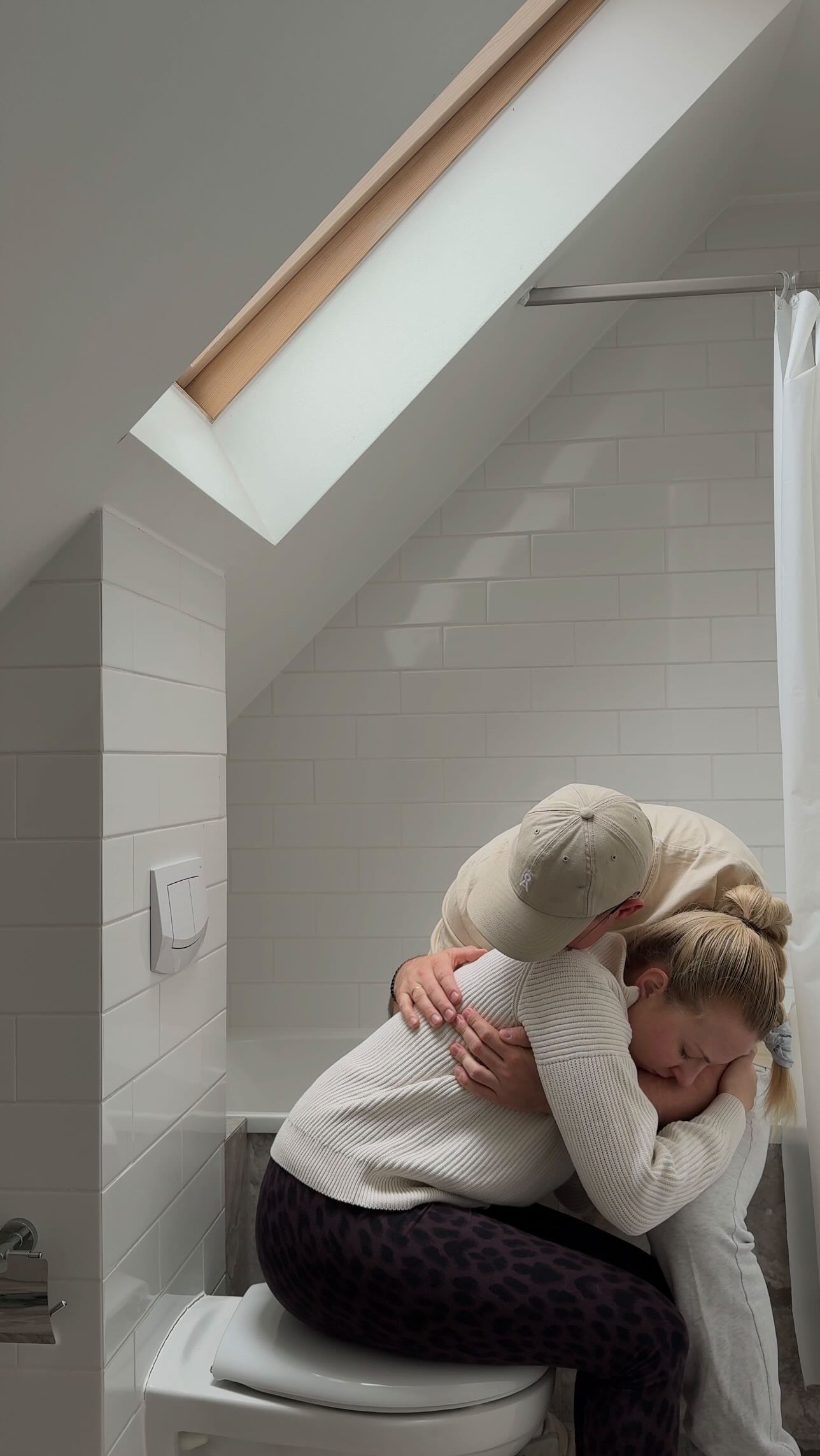 Ich weine, oft still und leise. Oder wie gestern einfach während wir baden, die Tränen laufen. Ich kann sie nicht aufhalten. Ich kann es nicht unterdrücken, wie sehr es mich belastet, dass wir nicht einfach auf einfachen Wege schwanger werden. 💔
Wer besiegt wird und trotzdem nicht aufgibt, ist ein wahrer Sieger. Wir sind Sieger. Die letzten Jahre waren alles andere als einfach, doch wir geben nicht auf. Wir kämpfen weiter, trotz all der neuen Steine, die uns in den Weg gelegt werden. Christoph hat sich sein Leben sicher anders vorgestellt, als er mir vor 9 Jahren auf Instagram geschrieben hat: und dennoch weiß ich, diese Reise bringt uns stärker zusammengebracht als je zuvor.
Begleite uns auf den Weg zum Wunschkind. ✨
#husband #paarsterilität #kiwu #kinderwunsch #kiwucommunity❤️