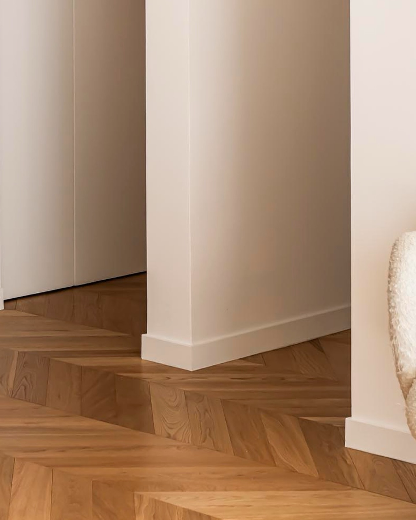 Deux arches, deux passages…
Une transition douce entre les espaces.
Le regard glisse sur un point de Hongrie neuf,
comme une invitation à entrer un peu plus loin.
J’aime créer des seuils sans fermer,
laisser circuler la lumière… et les sensations. Parquet point de Hongrie @decoplusparquets
@julien_pepy_photographe
#architectureinterieure #parquet #pointdehongrie #arches renovation deco