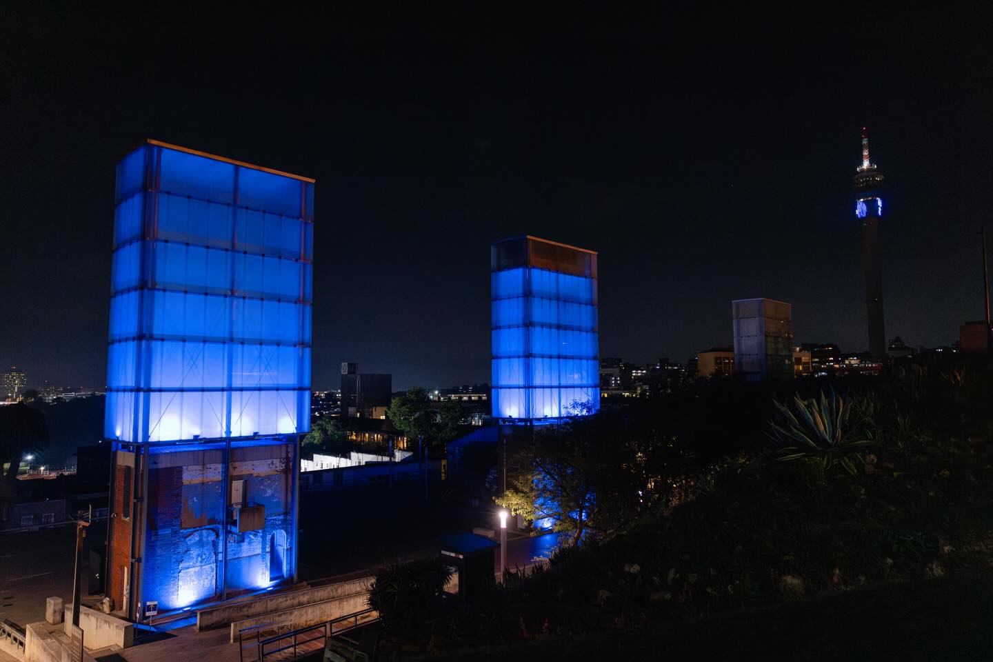 Tonight, Constitution Hill turned blue.
For the first time in South Africaās history, one of the worldās most powerful symbols of justice was lit in blue for Parkinsonās disease awareness.
A moment that not only honoured those living with Parkinsonās, but also amplified their voices ā shining a light on the need for understanding, support, and continued advocacy.
@abbvie @enablecentreza @mhp_rehabmatters
#SparkTheNight #WorldParkinsonsDay #ParkinsonsZA #PMBForParkinson #constitutionhill