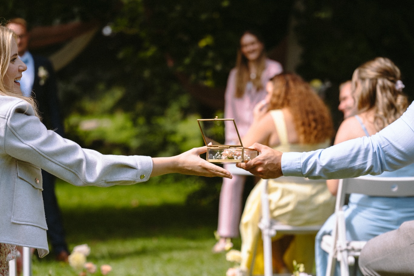 ✨ Ein bisschen Magie mitten in der Trauung?
Yes please – genau das ist ein Trauritual wie das Ringwarming. 💍💫
Dabei wandern eure Eheringe einmal durch die Reihen – von Hand zu Hand, mit kleinen oder großen Wünschen für eure gemeinsame Zukunft.
Ob laut ausgesprochen oder still gedacht: jede Berührung hinterlässt einen liebevollen Abdruck. 💍
Und am Ende kommen die Ringe zu euch zurück – getragen von all den Gedanken eurer Herzensmenschen. 🤍
Traurituale sind kein Muss – aber ein wunderschönes Extra, das eure Zeremonie noch persönlicher machen kann.
Wenn ihr mögt: Ich berate euch gern, welches Ritual zu euch und eurer Geschichte passt. 🌿💛
••••••
@fuerimmerundmehr (Planung)
@glücksscheune (Dekoverleih)
@salonlupke (Harre & Make-Up)
@ewigunspotsdam (Brautkleid & Accessoires)
@die_kamerafrau @hochzeitsfotografin.janinajung (Fotografin)
@tortenliebebygenussmanufaktur_ (Torte)
@paulinenhof (Location)
cindyhenning74 (Floristik)
Werbung, wegen Verlinkung
#freieTrauung #traurednerin #traurednerinberlin #hochzeit2026 #hochzeitsinspiration
Traurednerin Anne Tausch - Freie Trauung Berlin