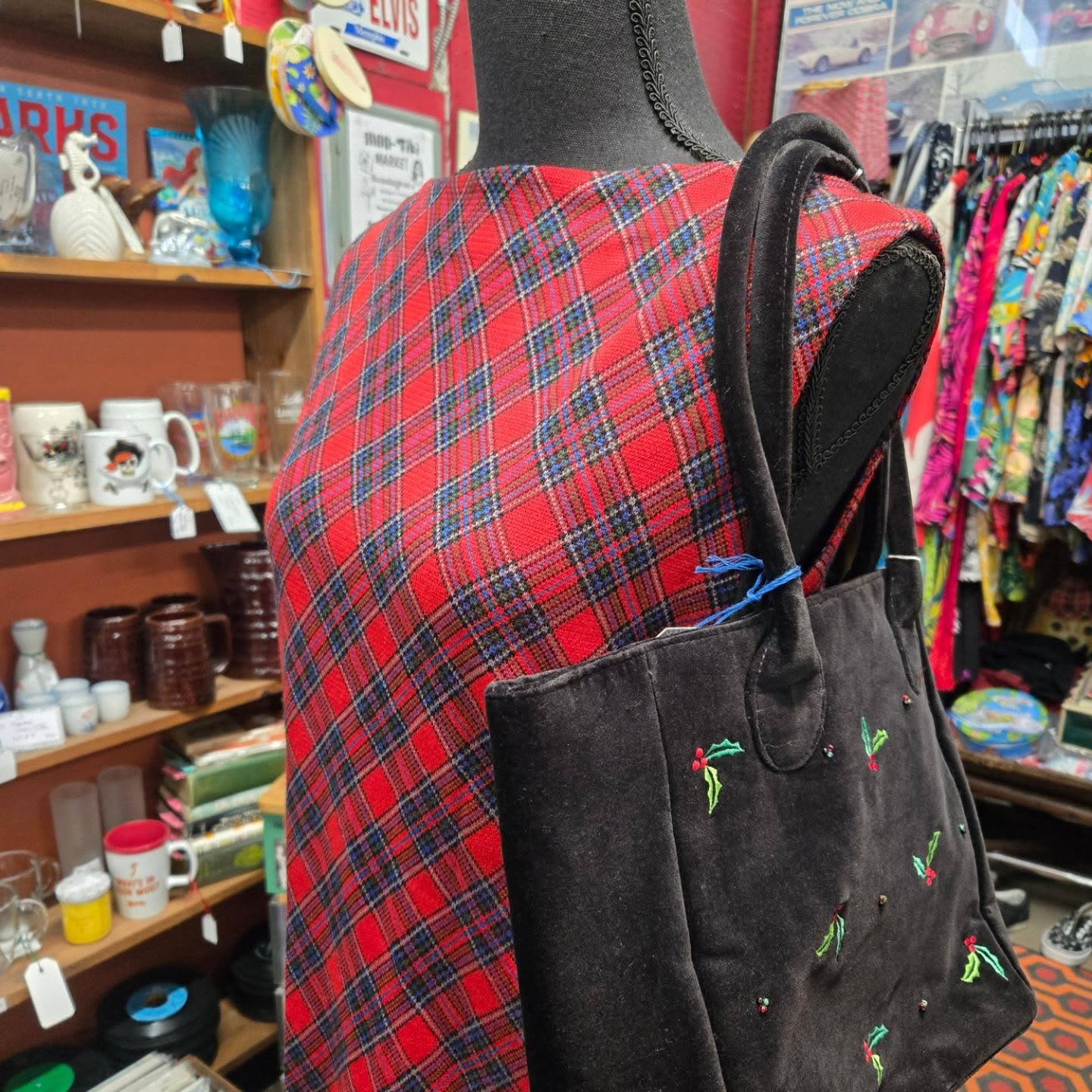 Have a vintage, retro, mod Christmas @modtikimarket @benningtons_antique_center 🎅🤶❄️🎄☃️