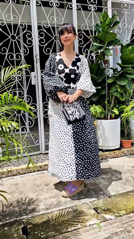 Fabrics can come from anywhere ✨
And sometimes? Bedsheets have the best stories.
Soft, breathable, and made to be lived in (you literally sleep on them).
This one started as a black & white polka dot bedsheet. Mix in a little floral and she became an Eowyn.
I just love creating pieces like these. Do you have a bedsheet lying around that would make a gorgeous dress?
#MakennaStudio
#slowfashion
#madeinsingapore