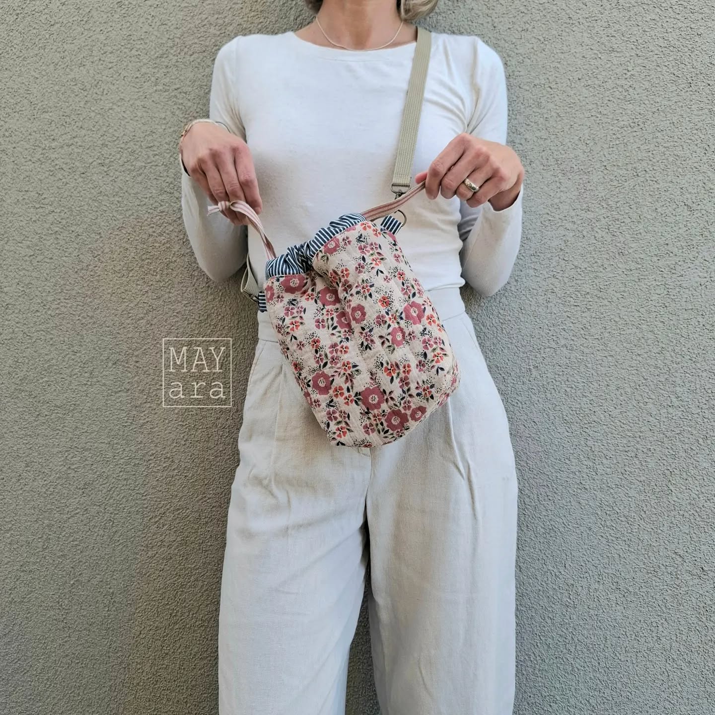 Kennt ihr das neue Schnittmuster Util von @kreando.ch schon?
Die Midi und Maxi habe ich bereits im Firstcut für Kreando genäht und finde beide grössen super praktisch. Im einer warten nun meine Stricksachen, bis mich das Strickfieber wieder packt, die andere darf mit mir einkaufen gehen.
Dieser kleine Rest war für die Mini Version wie gemacht und ich finde auch diese Grösse super süss!
#kreando #kreandoutil #musselinstepper #ateliermayara