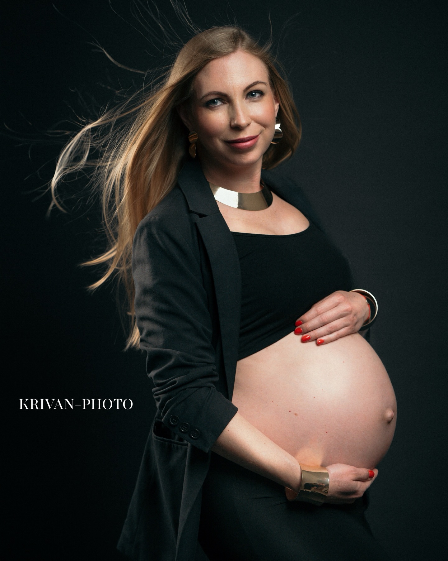 Kismamafotózá
#kismamafotó #studiofoto #minimalism #blackstyle #portrait