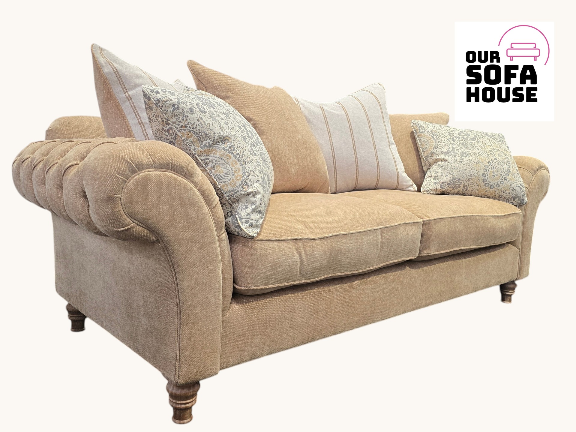 Elevate your living space with this luxurious, high-quality Westbridge Keaton sofa. Renowned for its blend of traditional deep-buttoning and modern comfort, the Keaton range makes a serious statement
**£995**
The Sofa: A spacious 3-seater sofas featuring large, plush feather-filled scatter cushions.
The Details: Features deep buttoning and oversized arms for a contemporary twist on a classic look.
Perfect for those seeking high-end upholstery with supreme "sink-in" comfort.
Brand new and in exellent condition.
MEASUREMENTS
Scatter back sofa
W220cm x D98cm x H94cm (H77cm without back cushion)
Seat depth 55cm
Seat height 52cm
PRICE IS FOR THE SCATTER BACK SOFA ONLY. SEE OTHER LISTINGS FOR OTHER ITEMS.
Pics are of the actual item, viewing at our shop welcome.
PLEASE TAKE A LOOK AT MY OTHER ITEMS
MESSAGE WITH YOUR POSTCODE FOR A PRICE OF DELIVERY
#oursofahouse #westbridgesofa #keatonsofa #scatterback #scatterbacksofa #sofastyling #sofaswirrral #birkenhead