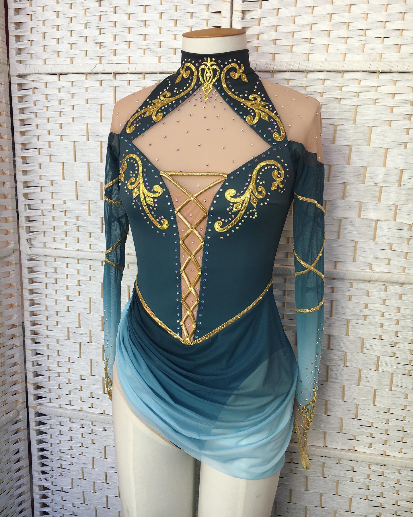 🧝🏼♀️🍄☘️ Celtic Fae
I loved making this whimsical Celtic style costume. Beautiful colours and the gold appliqué brings it all together.
#lyra #aerialhoop #aerialhoopcostume #aerialist #aerialcostume #leotard #customdancewear