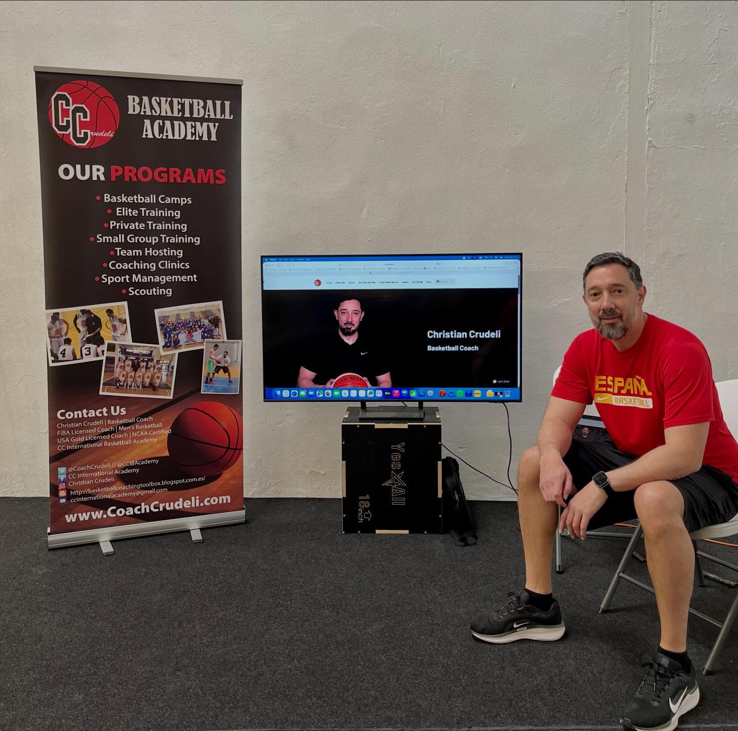 Detrás de cada buen tirador hay mucho más que horas de pista 🏀
El análisis de vídeo se ha convertido en una herramienta clave para mejorar el tiro: nos permite ver detalles que a simple vista pasan desapercibidos —posición de pies, mecánica, equilibrio, punto de salida… todo cuenta.
Trabajar con vídeo es acelerar el aprendizaje 📊👀
Entender tu propio movimiento es el primer paso para perfeccionarlo.
Si quieres mejorar tu tiro, ser más consistente y llevar tu juego al siguiente nivel, te espero en sesiones individuales personalizadas 💪🏽
#Baloncesto #MejoraIndividual #Tiro #BasketTraining #EntrenamientoPersonal