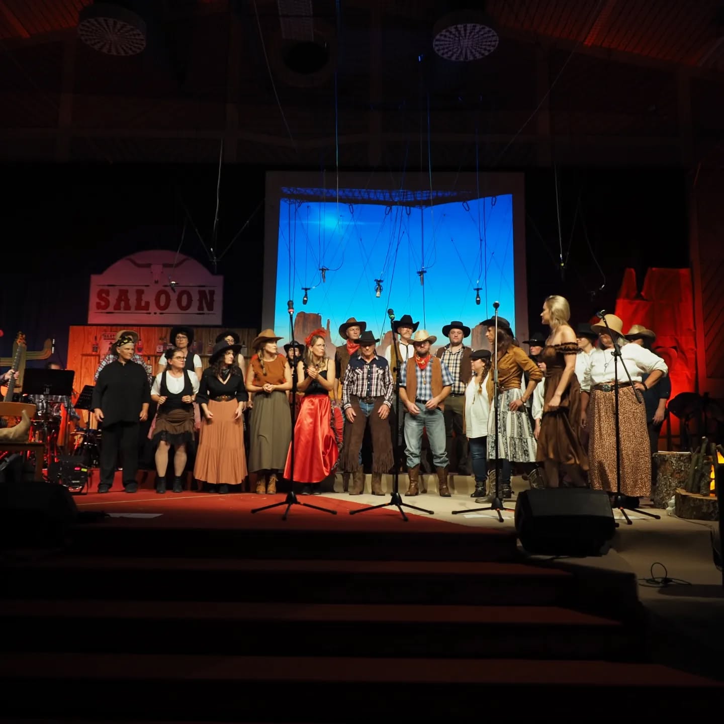 Ein kleiner Einblick vom 14 🥰🤠
#peopleinmotion #PiM#unchained #chor #choir #amazing#show #western #wildwest #PiMunchained #heldenfingen