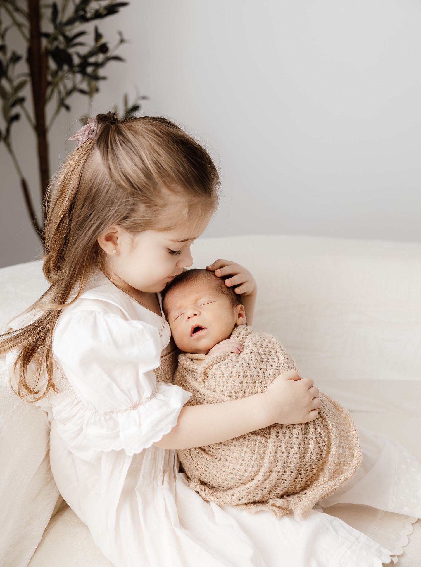 Don't miss out on these sweet moments! Get your newborn session booked soon! I have availability for a couple more newborns this month ❤️